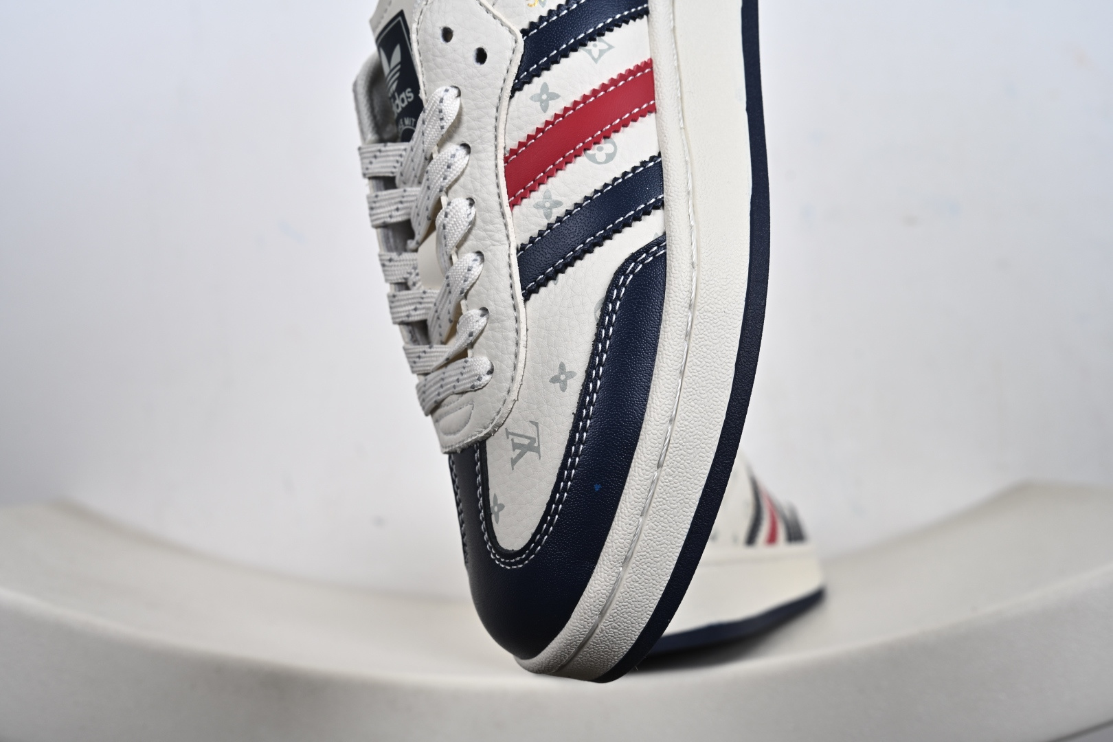定制版 Adidas originals GAZELLE INDOOR Indoor T头鞋 LV联名 防滑耐磨轻便 低帮板鞋 XD6188-101-Top High Quatity Cheap Sneakers Fashion Clothing Clothes Bags handbags Shoes of all Brand wholesale With The best Quality And Beautiful Price from China Factory Chinese suppliers wholesaler seller 定制版 Adidas originals GAZELLE INDOOR Indoor T头鞋 LV联名 防滑耐磨轻便 低帮板鞋 XD6188-101