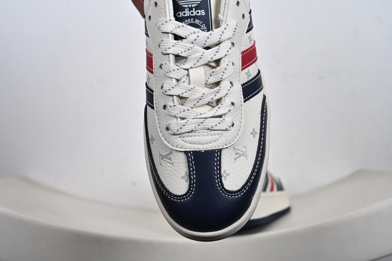 定制版 Adidas originals GAZELLE INDOOR Indoor T头鞋 LV联名 防滑耐磨轻便 低帮板鞋 XD6188-101-Top High Quatity Cheap Sneakers Fashion Clothing Clothes Bags handbags Shoes of all Brand wholesale With The best Quality And Beautiful Price from China Factory Chinese suppliers wholesaler seller 定制版 Adidas originals GAZELLE INDOOR Indoor T头鞋 LV联名 防滑耐磨轻便 低帮板鞋 XD6188-101