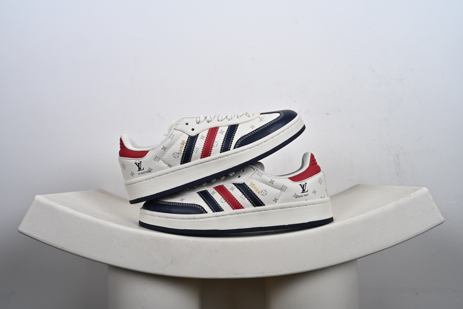 本地💰230优势放店
【定制版】Adidas originals GAZELLE INDOOR Indoor  T头鞋 LV联名 防滑耐磨轻便 低帮板鞋 
以柔软的皮革鞋面搭配耐磨橡胶外底，展现出复古与现代的融合。鞋面采用细腻纹理设计，搭配三条杠，尽显品牌经典。无论是运动场还是街头，这双鞋都能轻松驾驭。
货号: XD6188-101
尺码: 36 36.5 37 38 38.5 39 40 40.5 41 42 42.5 43 44 44.5 45-C9-E9