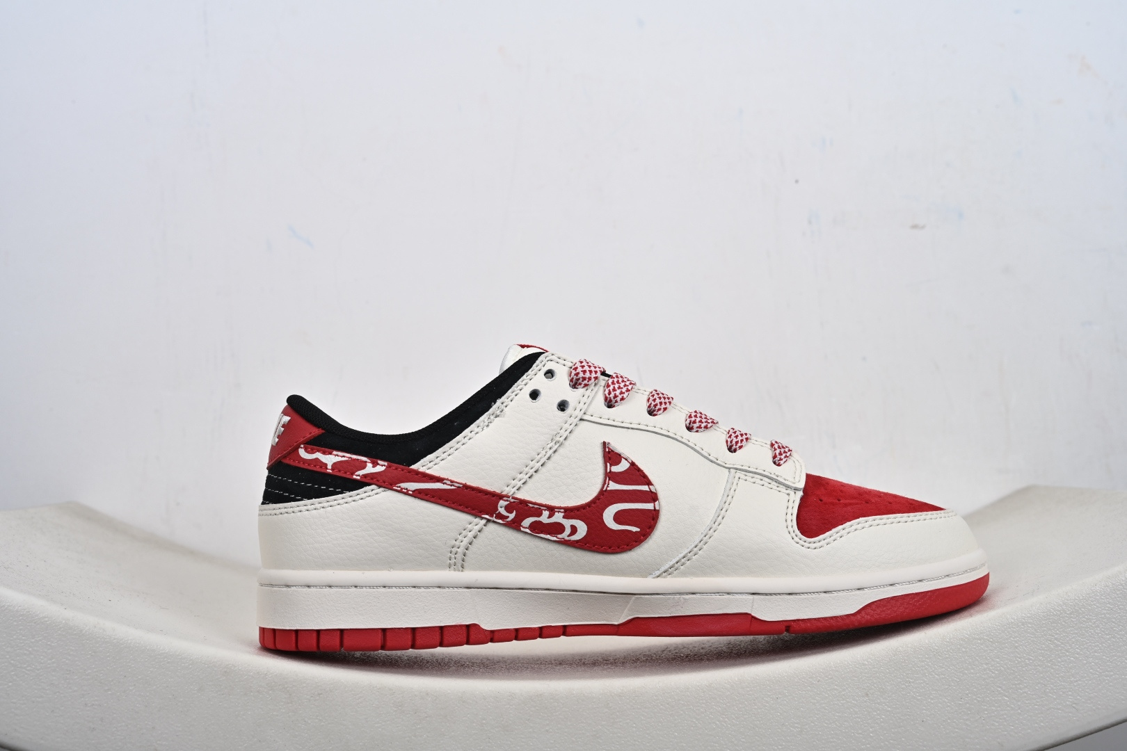 2026马年限定王炸款 Nike SB Dunk Low 直接把新年氛围感拉满 米白皮革基底撞酒红麂皮 FC1688-244-Top High Quatity Cheap Sneakers Fashion Clothing Clothes Bags handbags Shoes of all Brand wholesale With The best Quality And Beautiful Price from China Factory Chinese suppliers wholesaler seller 2026马年限定王炸款 Nike SB Dunk Low 直接把新年氛围感拉满 米白皮革基底撞酒红麂皮 FC1688-244