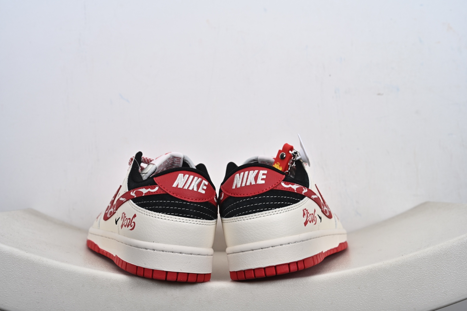 2026马年限定王炸款 Nike SB Dunk Low 直接把新年氛围感拉满 米白皮革基底撞酒红麂皮 FC1688-244-Top High Quatity Cheap Sneakers Fashion Clothing Clothes Bags handbags Shoes of all Brand wholesale With The best Quality And Beautiful Price from China Factory Chinese suppliers wholesaler seller 2026马年限定王炸款 Nike SB Dunk Low 直接把新年氛围感拉满 米白皮革基底撞酒红麂皮 FC1688-244