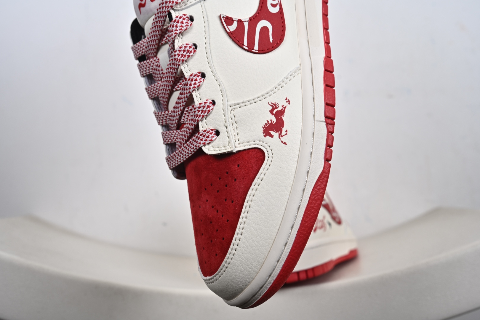 2026马年限定王炸款 Nike SB Dunk Low 直接把新年氛围感拉满 米白皮革基底撞酒红麂皮 FC1688-244-Top High Quatity Cheap Sneakers Fashion Clothing Clothes Bags handbags Shoes of all Brand wholesale With The best Quality And Beautiful Price from China Factory Chinese suppliers wholesaler seller 2026马年限定王炸款 Nike SB Dunk Low 直接把新年氛围感拉满 米白皮革基底撞酒红麂皮 FC1688-244