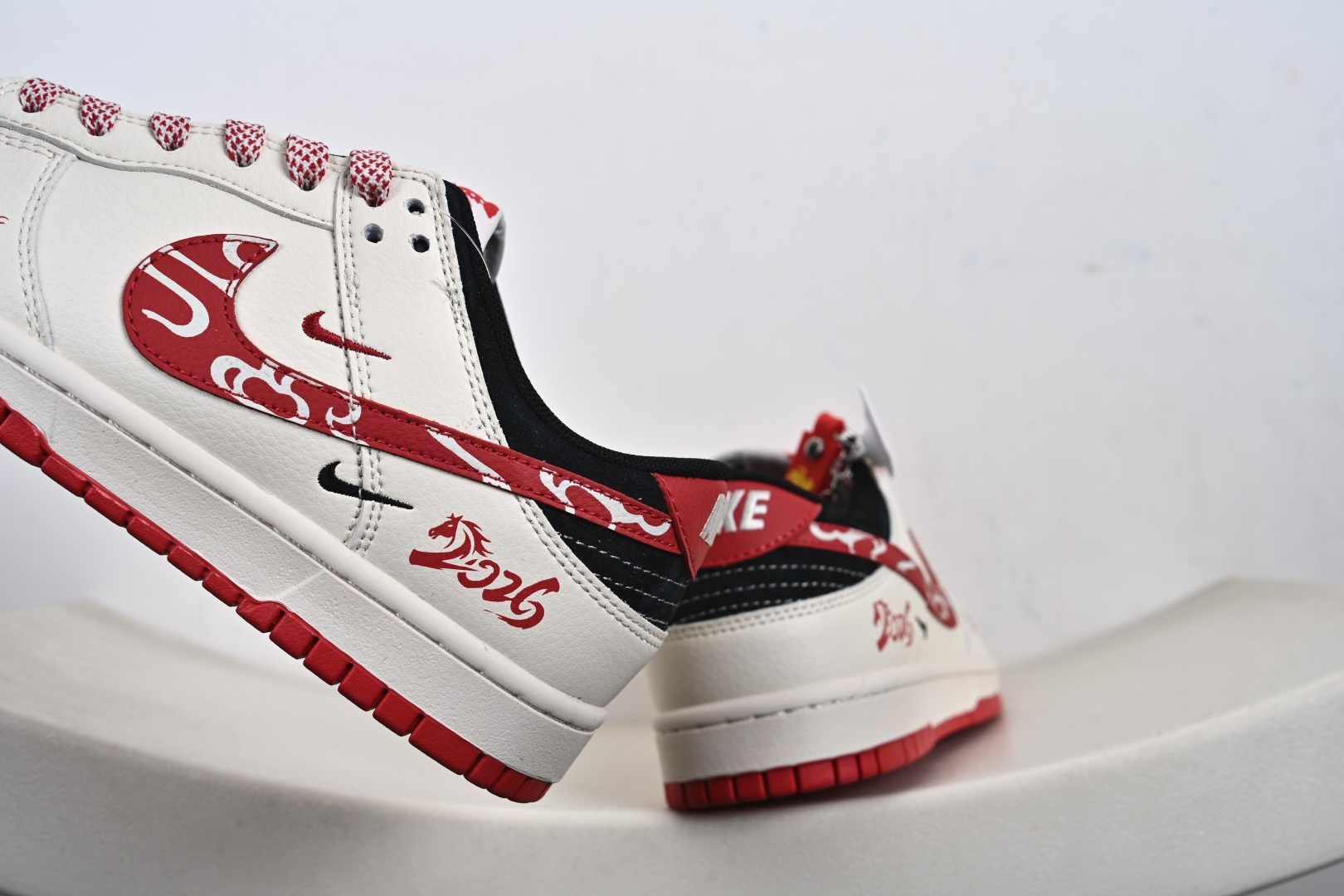 2026马年限定王炸款 Nike SB Dunk Low 直接把新年氛围感拉满 米白皮革基底撞酒红麂皮 FC1688-244-Top High Quatity Cheap Sneakers Fashion Clothing Clothes Bags handbags Shoes of all Brand wholesale With The best Quality And Beautiful Price from China Factory Chinese suppliers wholesaler seller 2026马年限定王炸款 Nike SB Dunk Low 直接把新年氛围感拉满 米白皮革基底撞酒红麂皮 FC1688-244