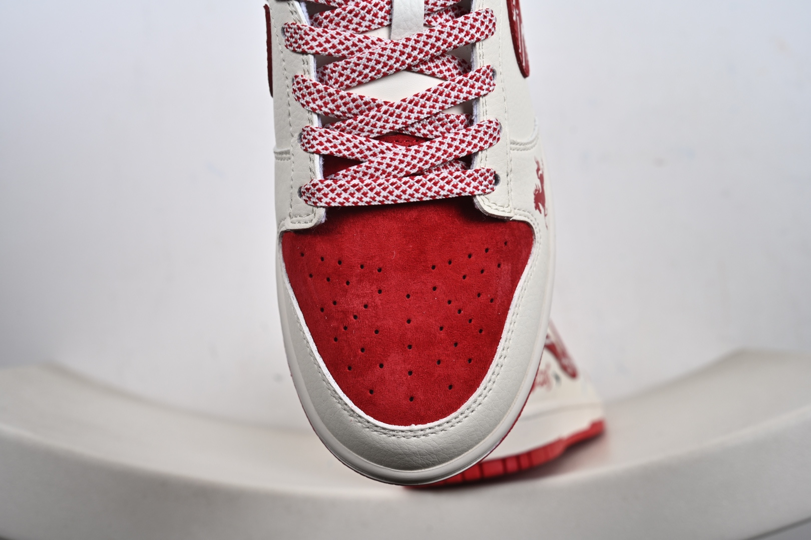 2026马年限定王炸款 Nike SB Dunk Low 直接把新年氛围感拉满 米白皮革基底撞酒红麂皮 FC1688-244-Top High Quatity Cheap Sneakers Fashion Clothing Clothes Bags handbags Shoes of all Brand wholesale With The best Quality And Beautiful Price from China Factory Chinese suppliers wholesaler seller 2026马年限定王炸款 Nike SB Dunk Low 直接把新年氛围感拉满 米白皮革基底撞酒红麂皮 FC1688-244