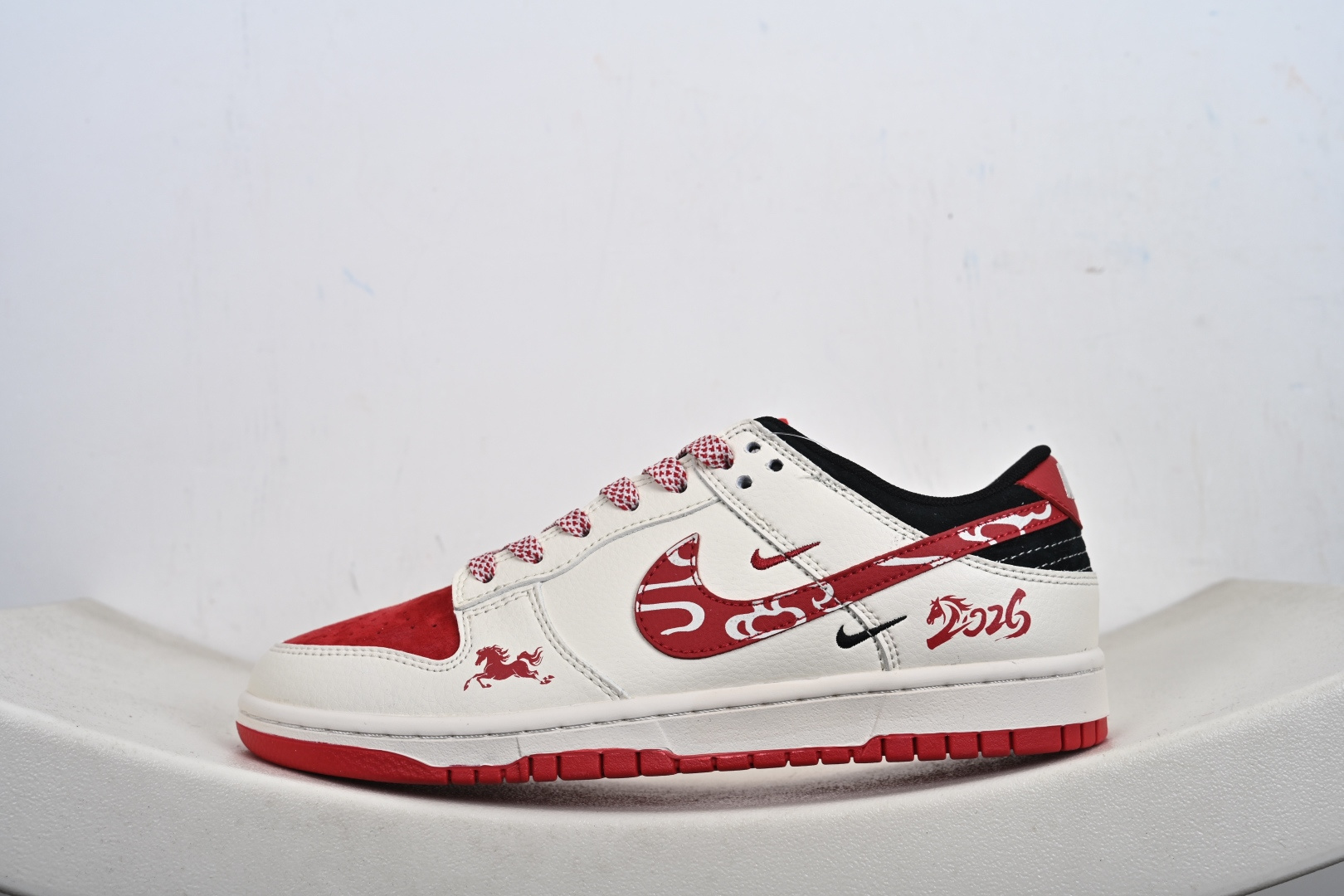 2026马年限定王炸款 Nike SB Dunk Low 直接把新年氛围感拉满 米白皮革基底撞酒红麂皮 FC1688-244-Top High Quatity Cheap Sneakers Fashion Clothing Clothes Bags handbags Shoes of all Brand wholesale With The best Quality And Beautiful Price from China Factory Chinese suppliers wholesaler seller 2026马年限定王炸款 Nike SB Dunk Low 直接把新年氛围感拉满 米白皮革基底撞酒红麂皮 FC1688-244