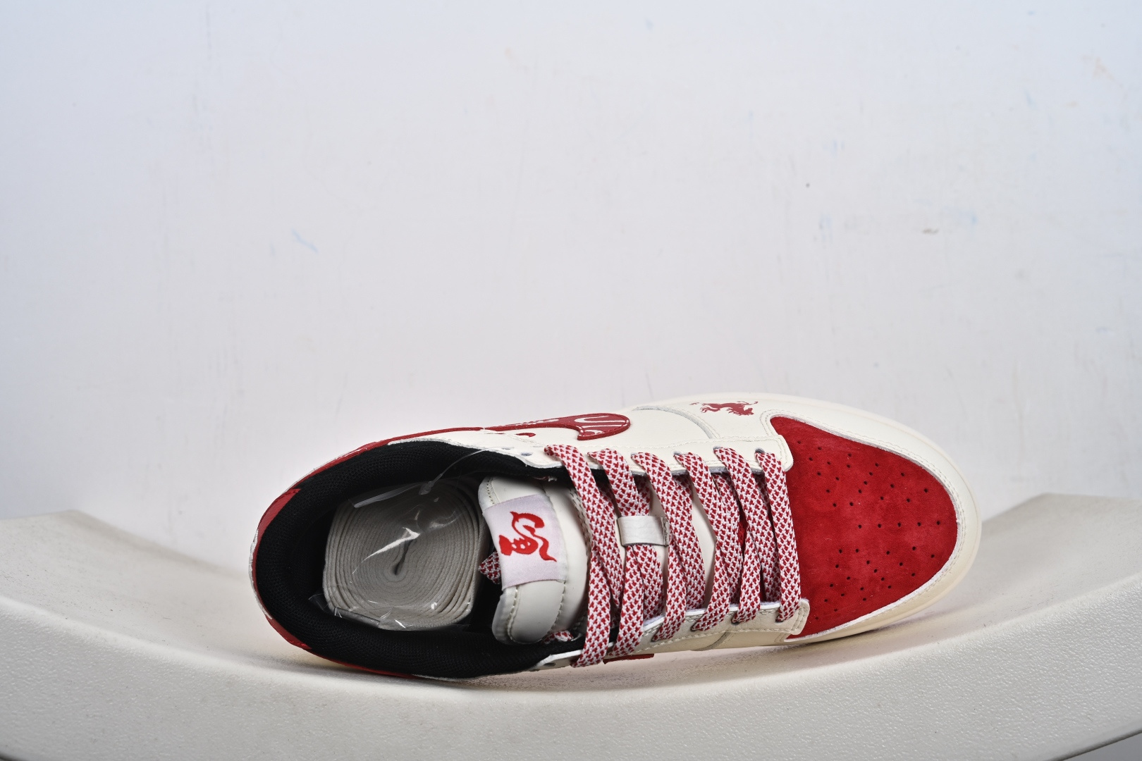 2026马年限定王炸款 Nike SB Dunk Low 直接把新年氛围感拉满 米白皮革基底撞酒红麂皮 FC1688-244-Top High Quatity Cheap Sneakers Fashion Clothing Clothes Bags handbags Shoes of all Brand wholesale With The best Quality And Beautiful Price from China Factory Chinese suppliers wholesaler seller 2026马年限定王炸款 Nike SB Dunk Low 直接把新年氛围感拉满 米白皮革基底撞酒红麂皮 FC1688-244