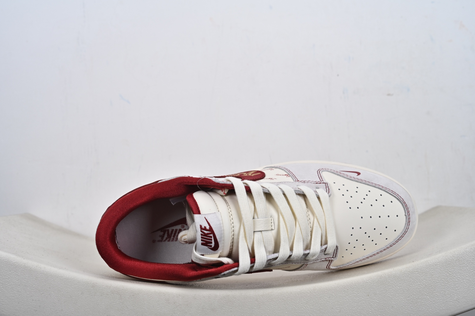 2026年爆款限量发售 Nike SB Dunk Low × “Supreme马年限定”米白糅合酒红 JP2026-110