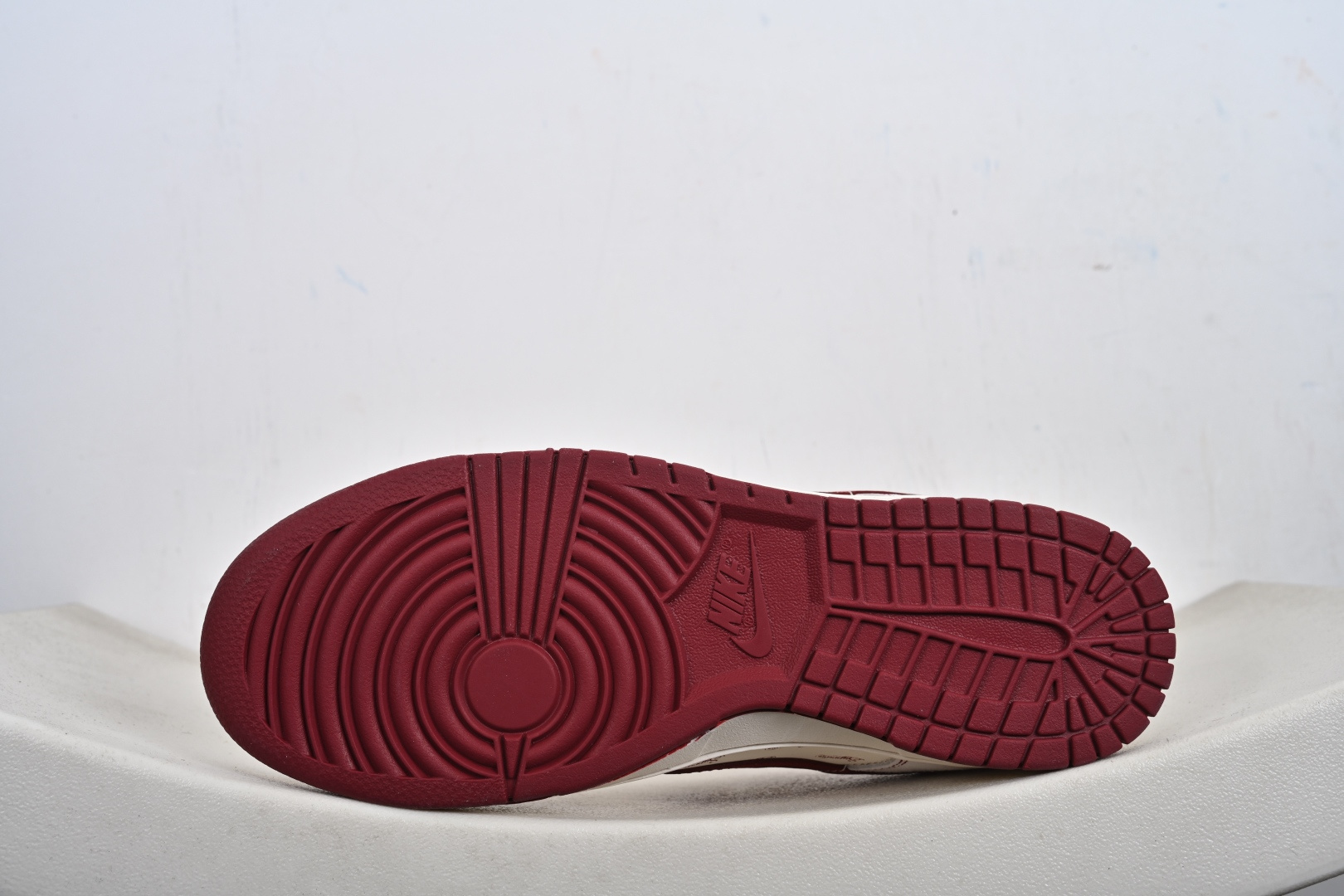 2026年爆款限量发售 Nike SB Dunk Low × “Supreme马年限定”米白糅合酒红 JP2026-110