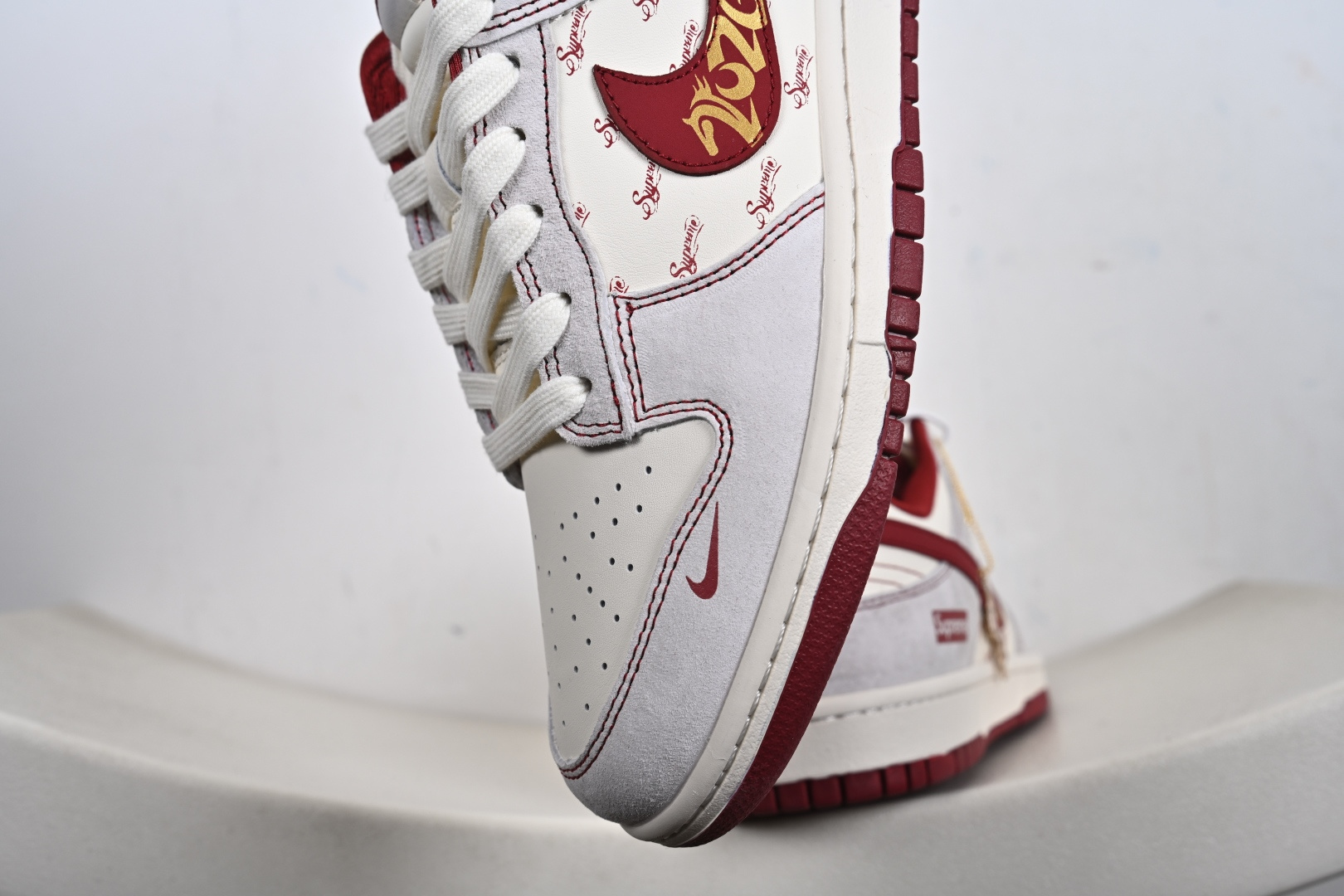 2026年爆款限量发售 Nike SB Dunk Low × “Supreme马年限定”米白糅合酒红 JP2026-110