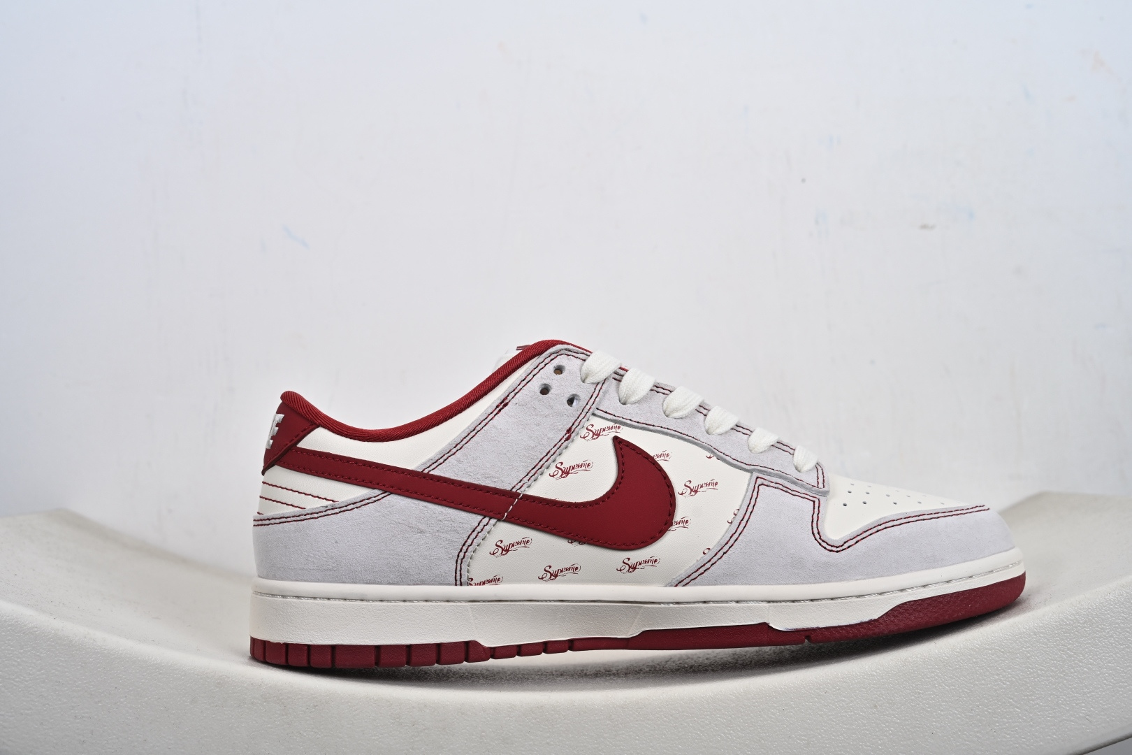 2026年爆款限量发售 Nike SB Dunk Low × “Supreme马年限定”米白糅合酒红 JP2026-110
