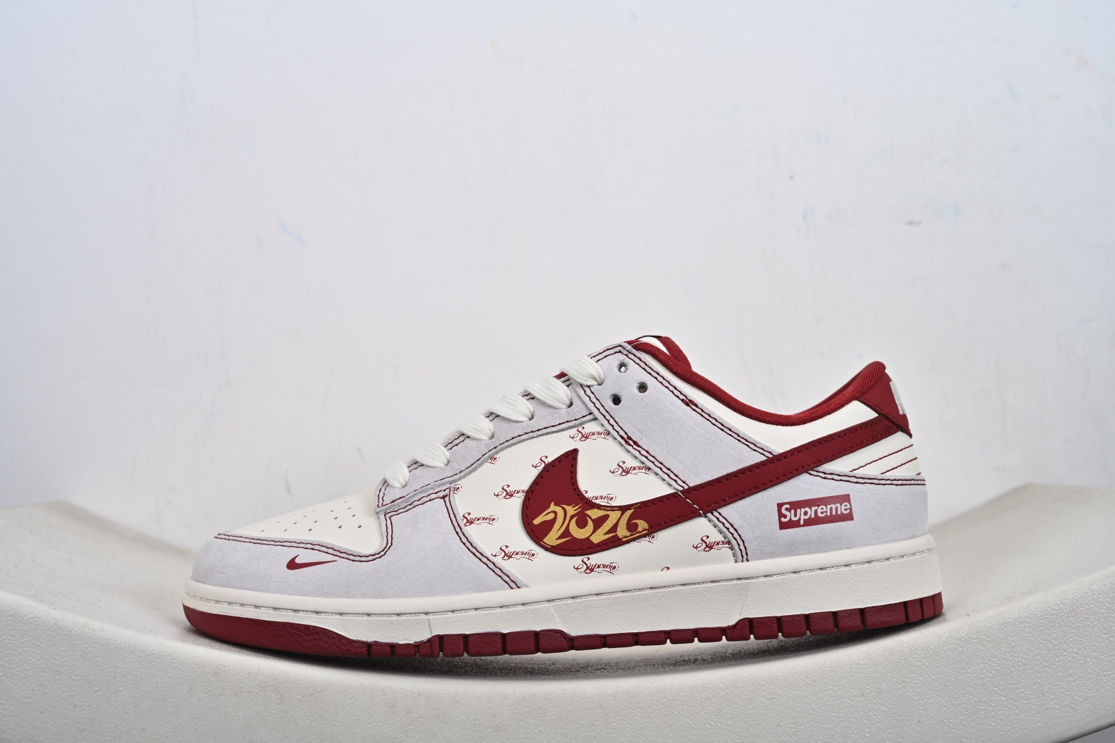 2026年爆款限量发售 Nike SB Dunk Low × “Supreme马年限定”米白糅合酒红 JP2026-110