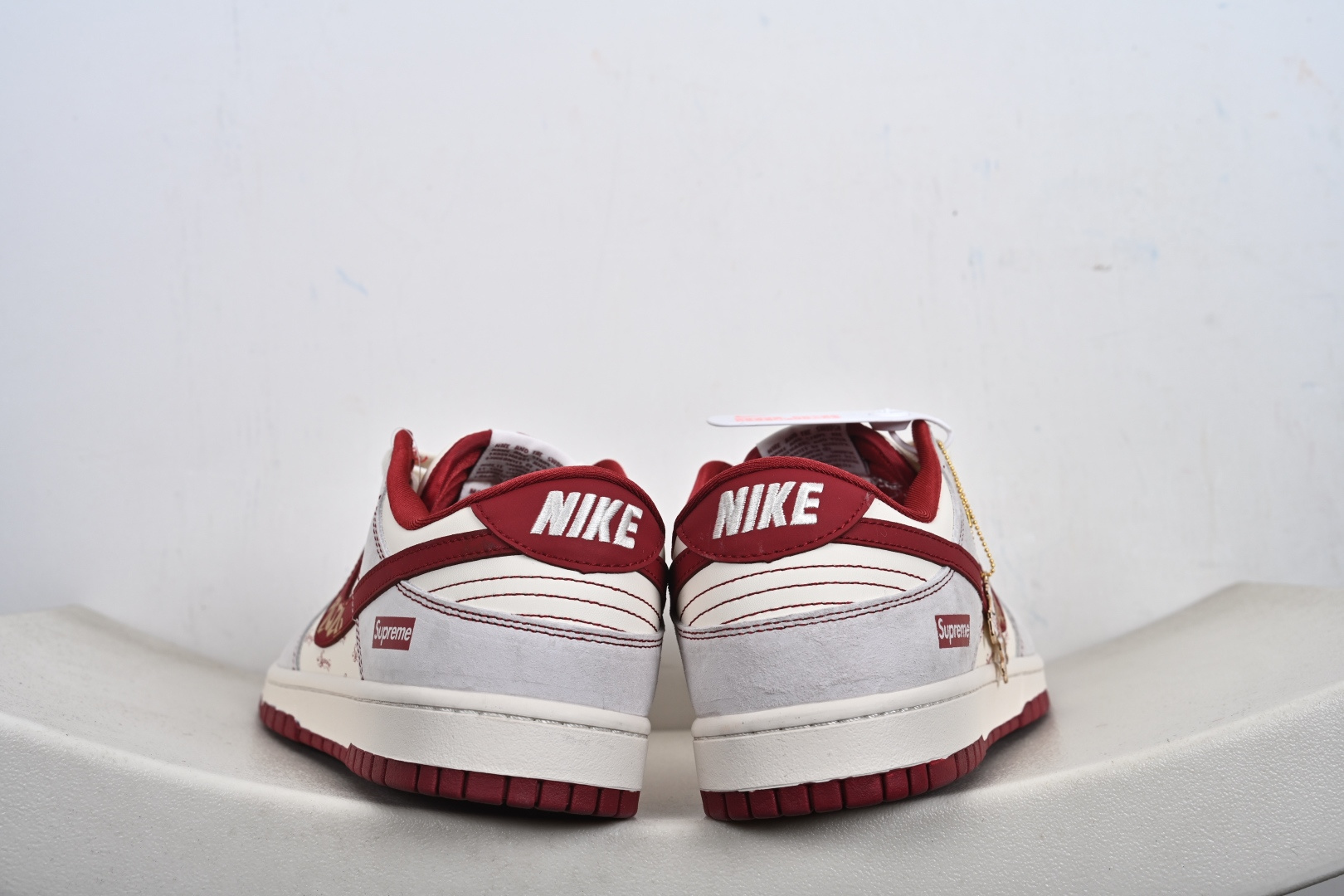 2026年爆款限量发售 Nike SB Dunk Low × “Supreme马年限定”米白糅合酒红 JP2026-110