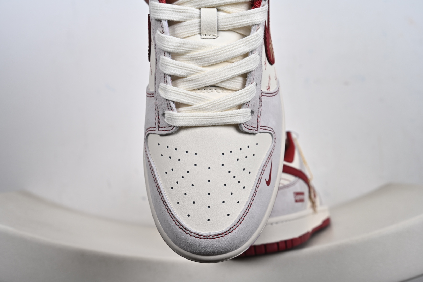 2026年爆款限量发售 Nike SB Dunk Low × “Supreme马年限定”米白糅合酒红 JP2026-110