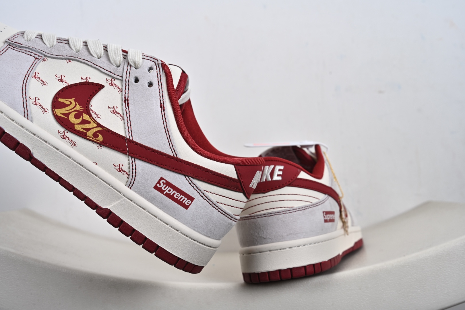 2026年爆款限量发售 Nike SB Dunk Low × “Supreme马年限定”米白糅合酒红 JP2026-110