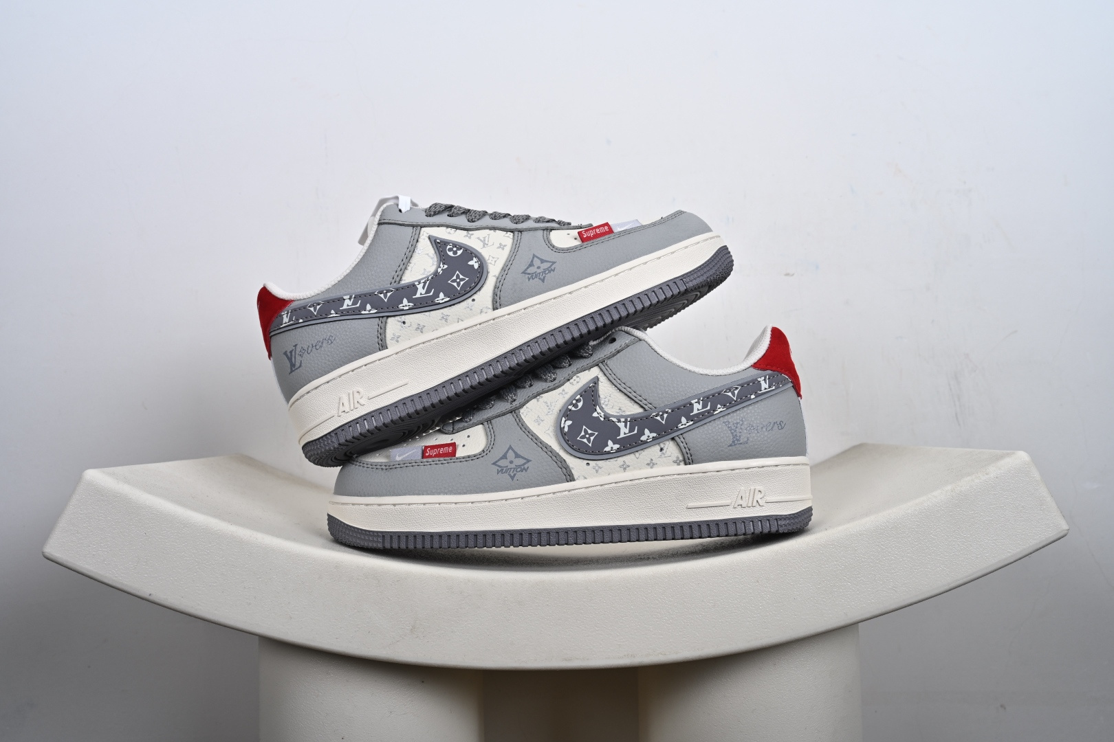 本地💰250优势放店
双联名王炸款来了！Nike Air Force 1 携手Supreme×LV打造奢潮天花板，烟灰拼米白的低饱和配色高级感拉满，鞋身满印LV经典老花图腾，搭配Supreme红标织带、金属挂饰等细节，把街头潮流与高奢质感完美融合。经典AF1鞋型搭载Air Sole气垫，软弹脚感兼顾日常与造型，限量款的稀缺属性让它成为2025潮圈收藏界的“硬通货”，奢潮玩家闭眼冲！
货号：XY2025-007
Size：36 36.5 37.5 38 38.5 39 40 40.5 41 42 42.5 43 44 44.5 45-F2-F1