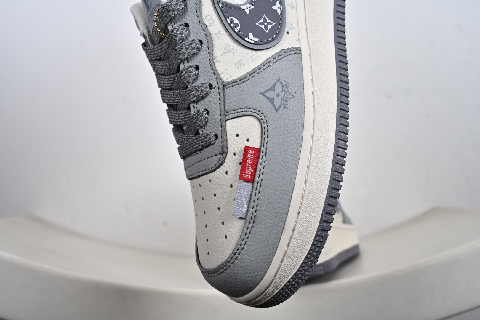 双联名王炸款来了 Nike Air Force 1 携手Supreme×LV打造奢潮天花板烟灰拼米白 XY2025-007