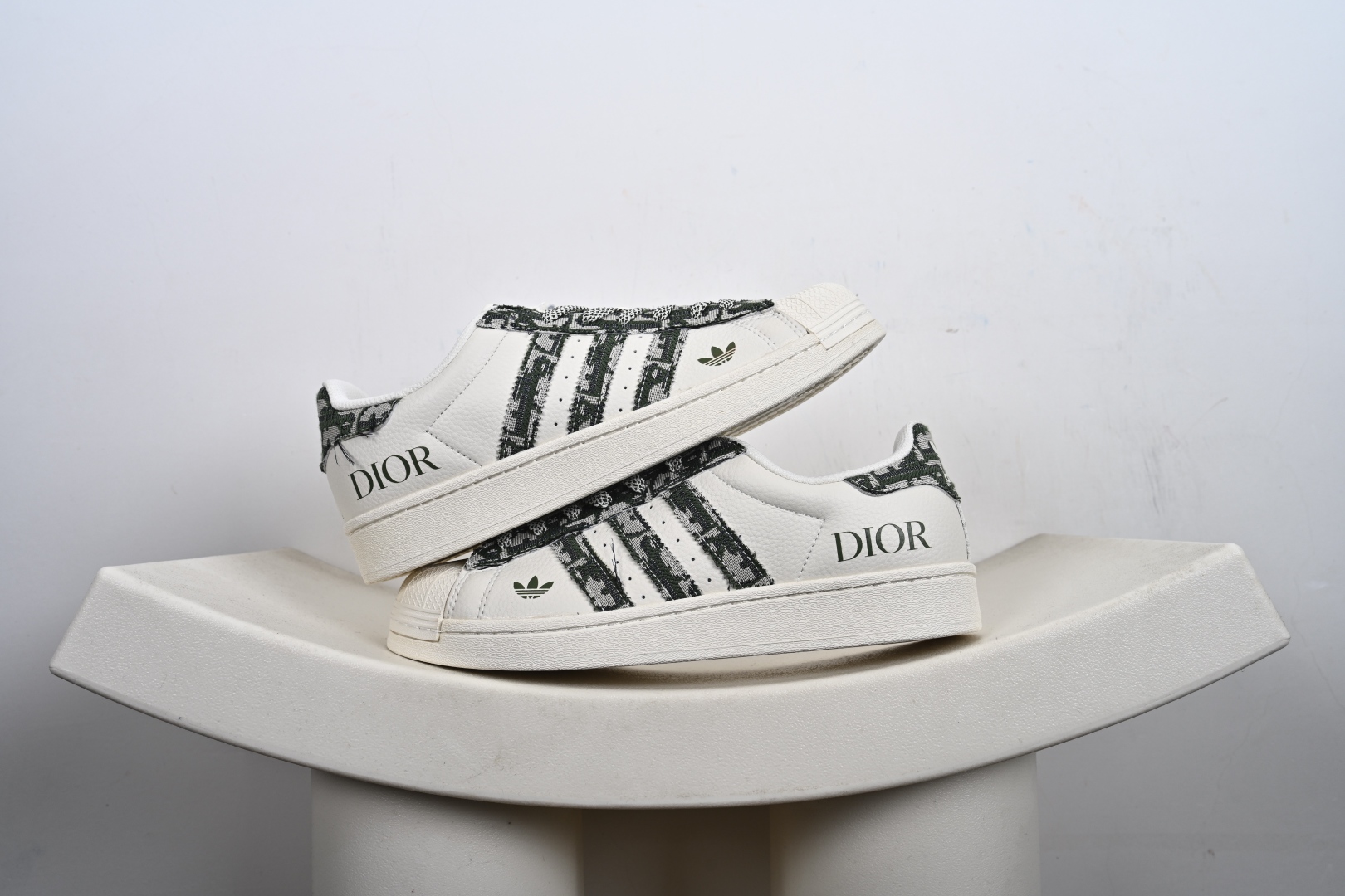 福利特价💰130支持放店‼️‼️‼️
AD Originals Superstar x Louis Vuitton 采用全新头层拼接皮革材质后跟采用特色3D立体印字 渠道正品订单 诠释市场最高工艺水平全鞋进口头层皮料打造区别市面普通真标版本,进出专柜无压力
货号:XS0013、
Size:36-45-F2-E0