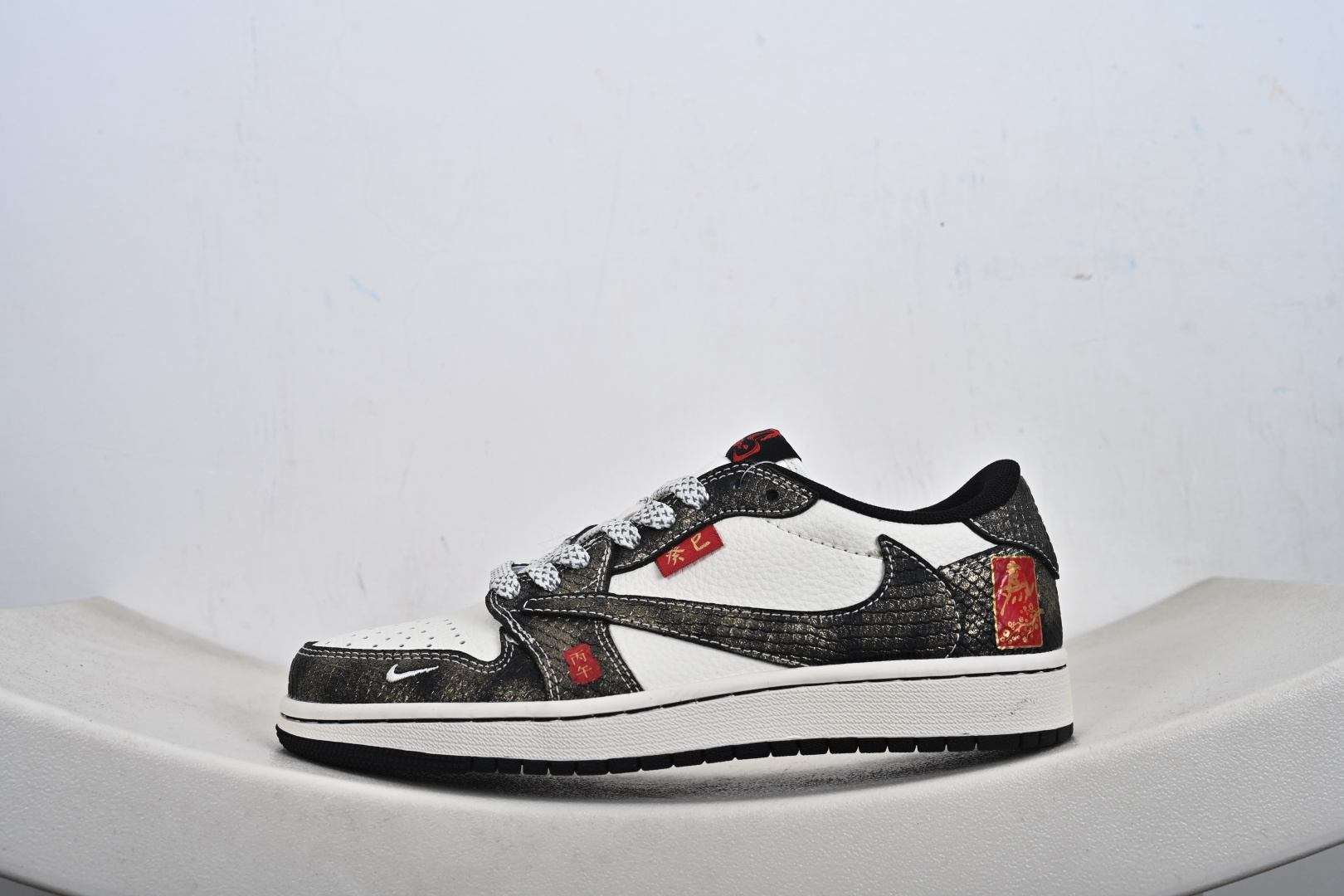 Air Jordan 1 Low AJ1 乔1马年限定 高端定制 低帮休闲板鞋 YX5066-C09 做旧牛仔纹鞋身搭配米白基底
