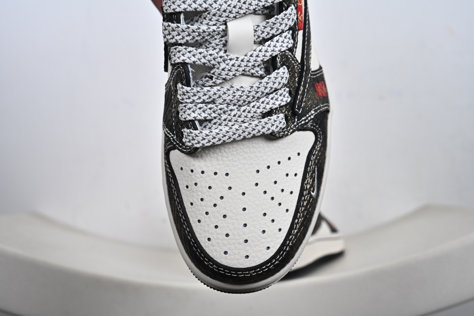 Air Jordan 1 Low AJ1 乔1马年限定 高端定制 低帮休闲板鞋 YX5066-C09 做旧牛仔纹鞋身搭配米白基底