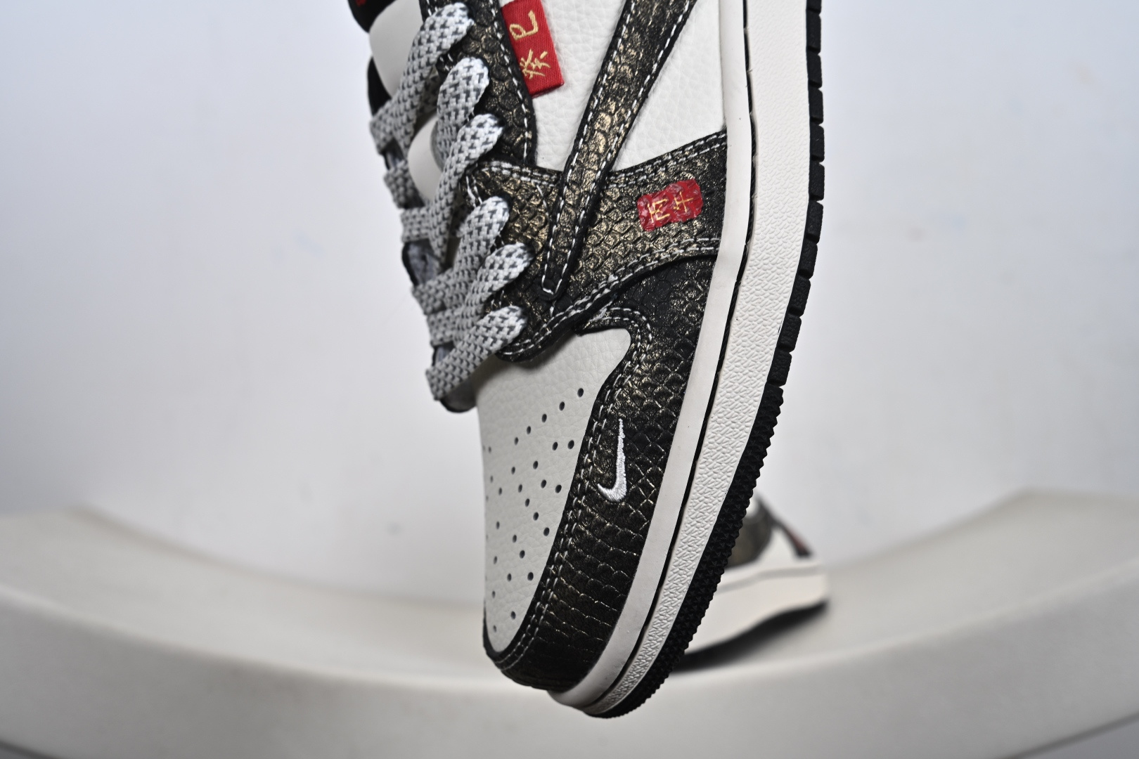 Air Jordan 1 Low AJ1 乔1马年限定 高端定制 低帮休闲板鞋 YX5066-C09 做旧牛仔纹鞋身搭配米白基底