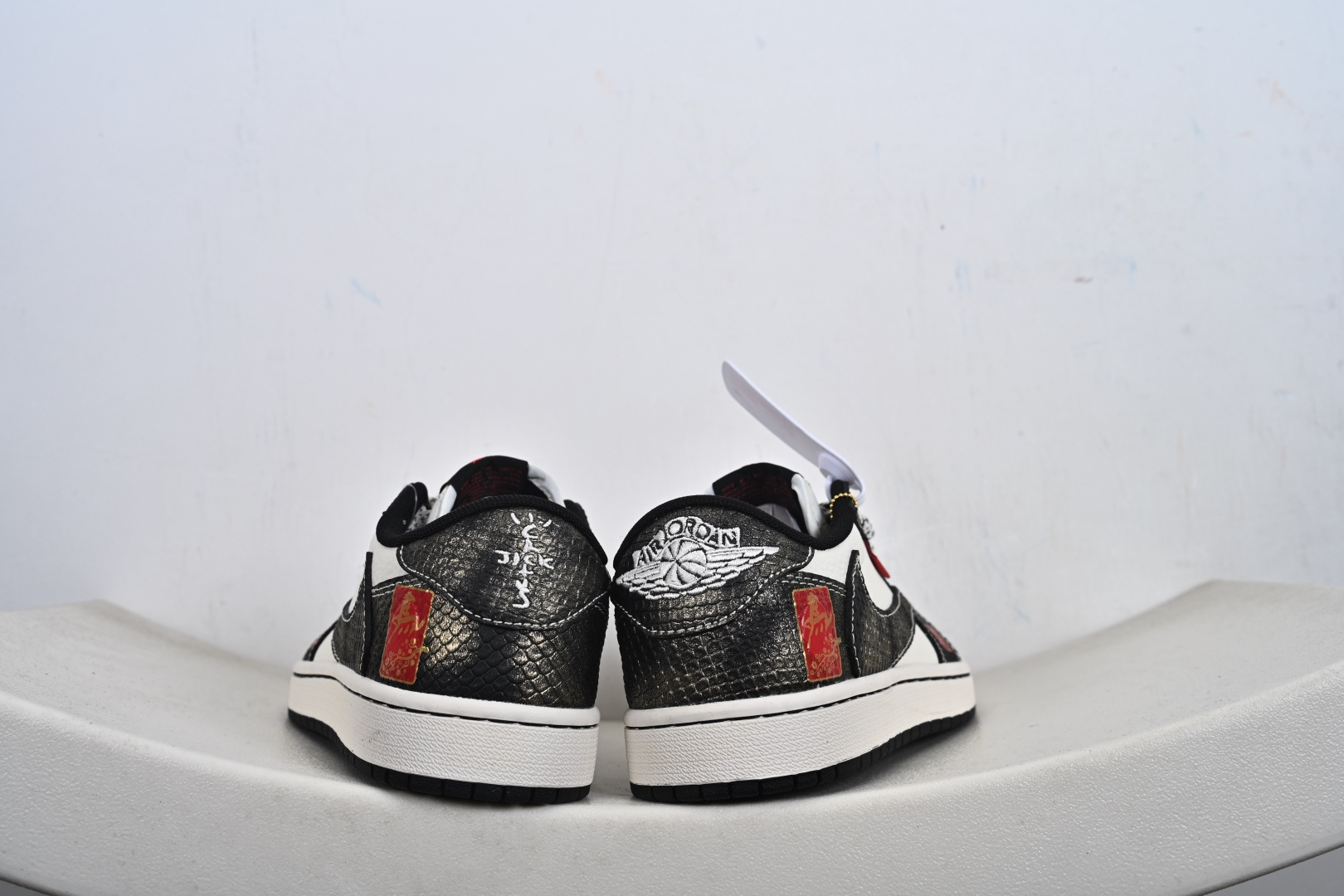 Air Jordan 1 Low AJ1 乔1马年限定 高端定制 低帮休闲板鞋 YX5066-C09 做旧牛仔纹鞋身搭配米白基底