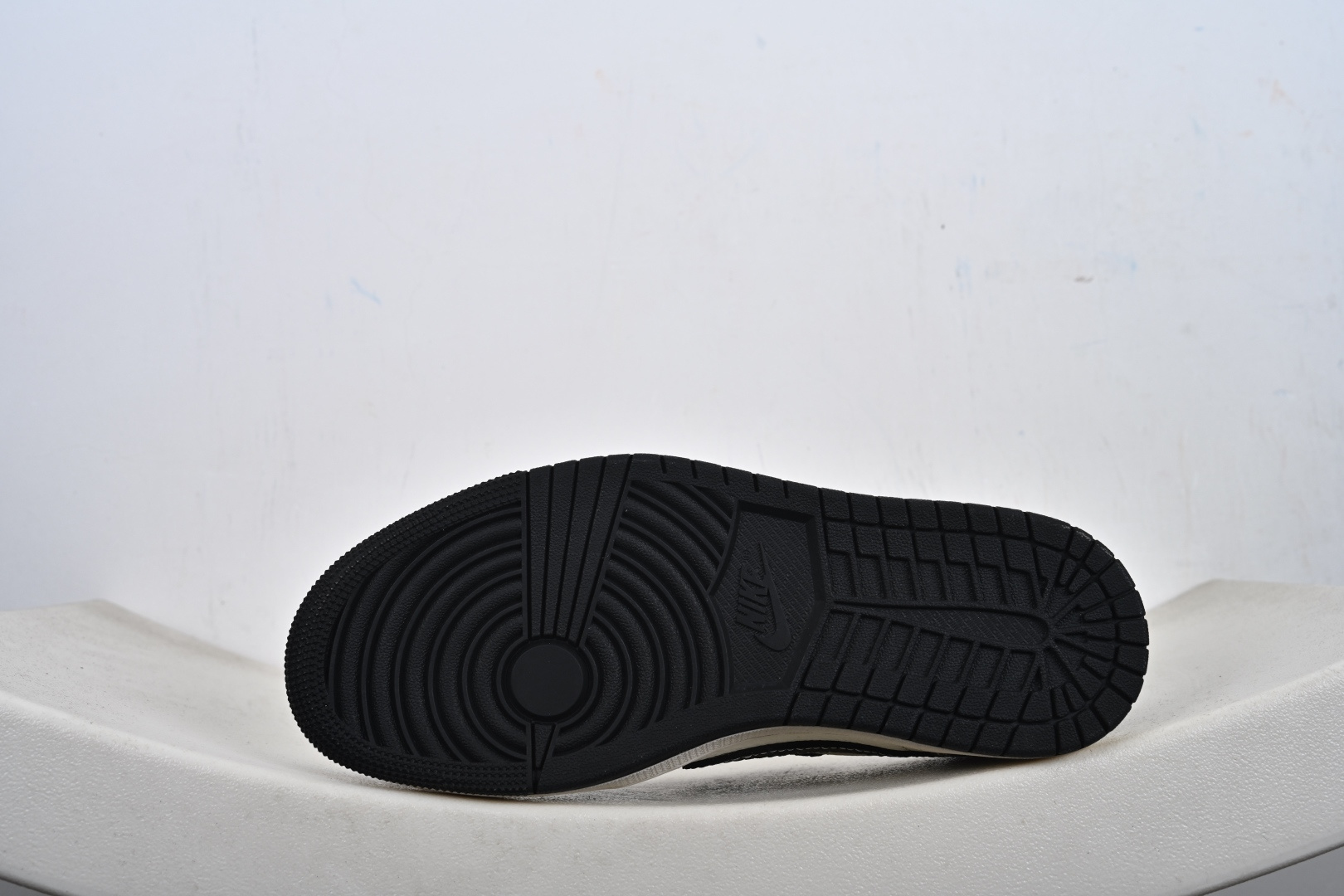 Air Jordan 1 Low AJ1 乔1马年限定 高端定制 低帮休闲板鞋 YX5066-C09 做旧牛仔纹鞋身搭配米白基底