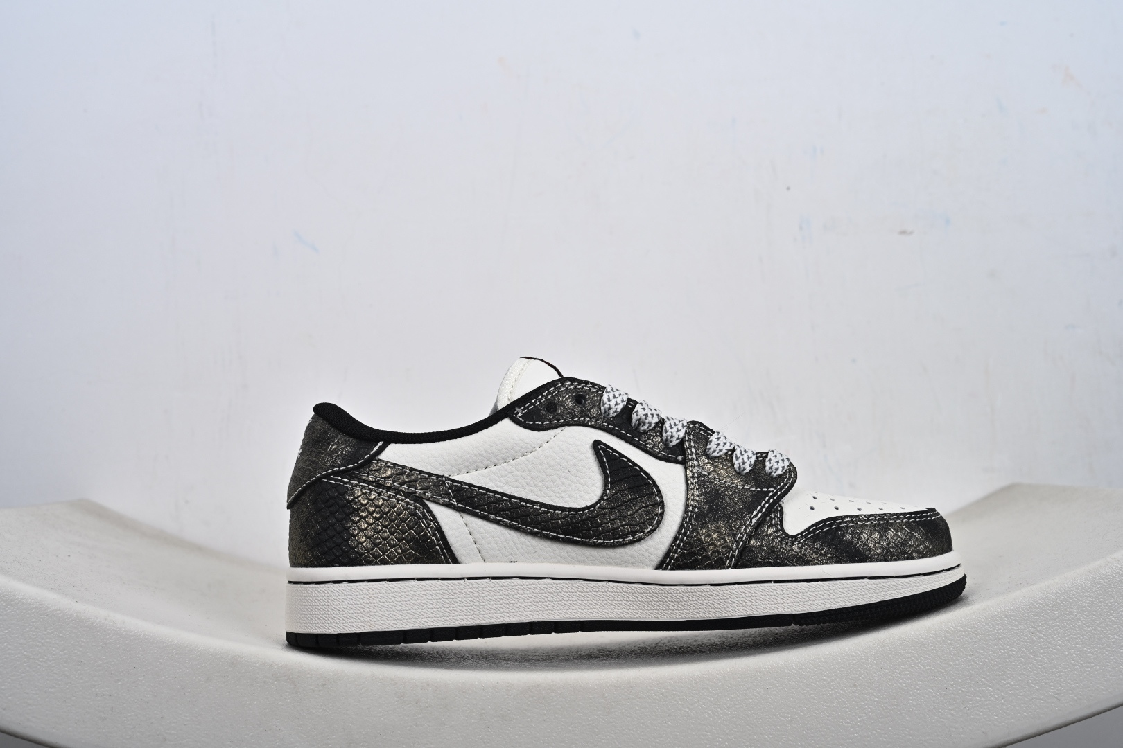 Air Jordan 1 Low AJ1 乔1马年限定 高端定制 低帮休闲板鞋 YX5066-C09 做旧牛仔纹鞋身搭配米白基底