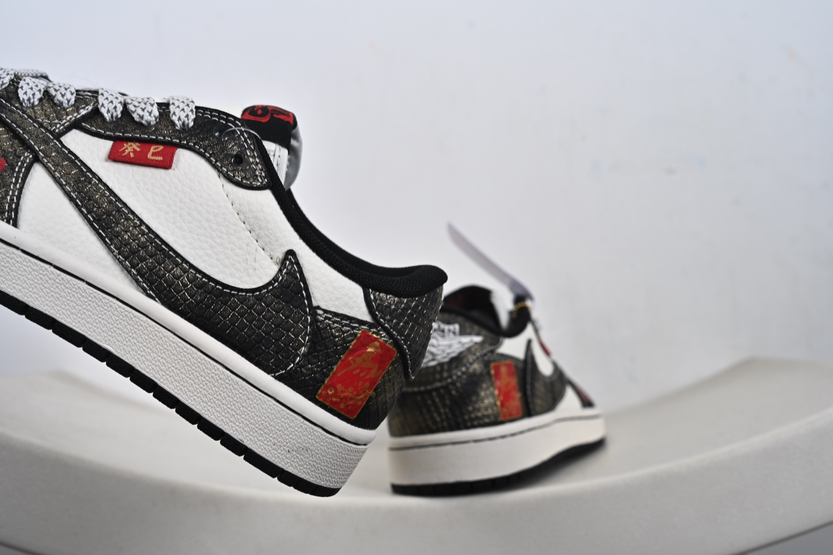 Air Jordan 1 Low AJ1 乔1马年限定 高端定制 低帮休闲板鞋 YX5066-C09 做旧牛仔纹鞋身搭配米白基底