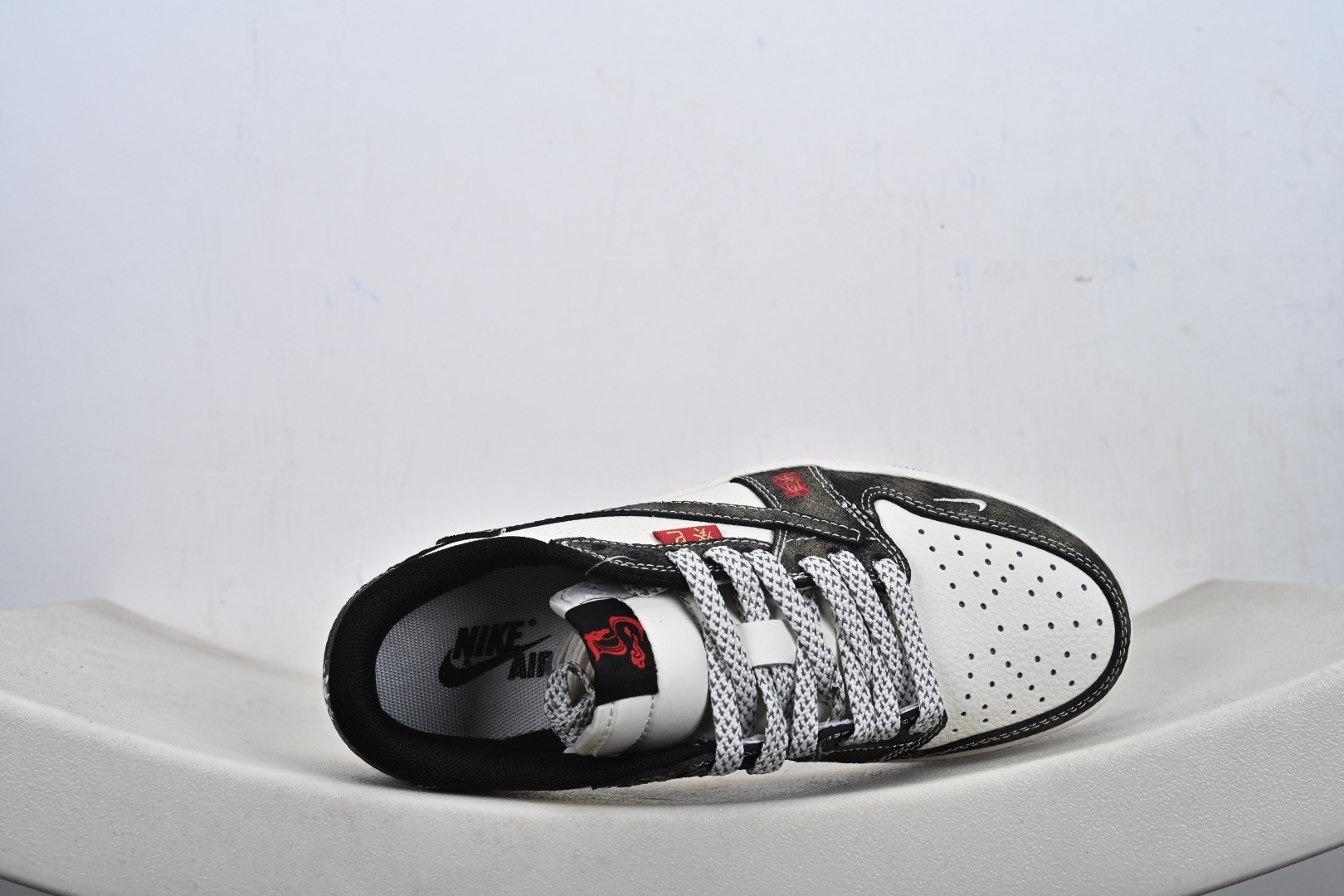 Air Jordan 1 Low AJ1 乔1马年限定 高端定制 低帮休闲板鞋 YX5066-C09 做旧牛仔纹鞋身搭配米白基底