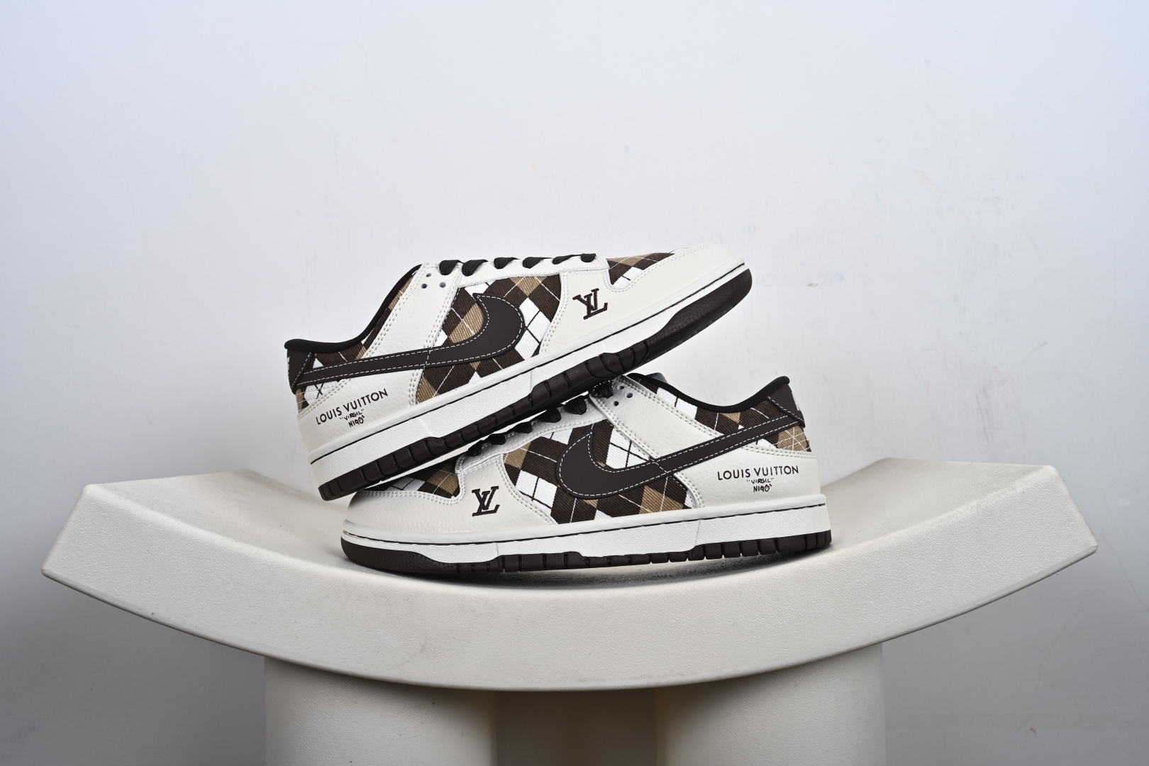 支持放店 Nike SB Dunk Low x Louis Vuitton 牛仔布满天星 原装头层材料 独家版型蒸餾加工 帶來的是更的视觉和脚感体验 皮料切割干净无任何毛边 细节完美 官方货号:SC0601 2-E5