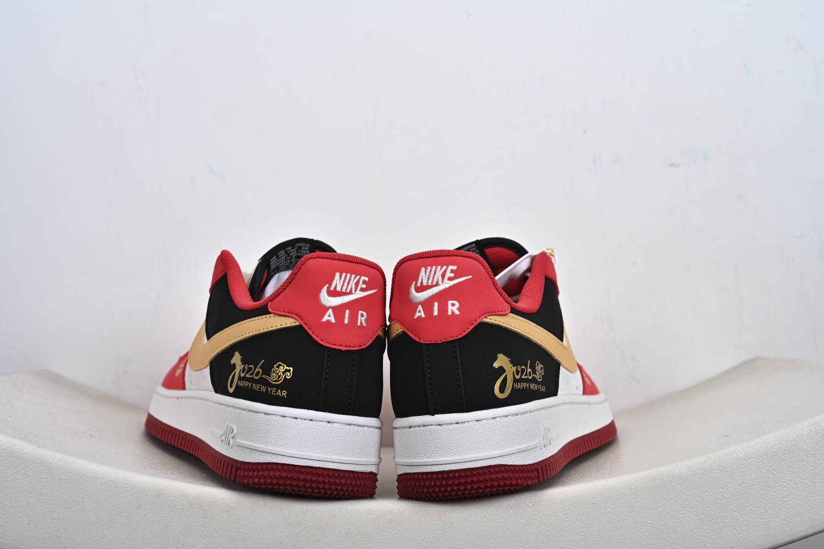 2026马年限定款Nike Air Force 1 炸街来袭 红黑金撞色搭配鎏金Swoosh JP2026-139-Top High Quatity Cheap Sneakers Fashion Clothing Clothes Bags handbags Shoes of all Brand wholesale With The best Quality And Beautiful Price from China Factory Chinese suppliers wholesaler seller 2026马年限定款Nike Air Force 1 炸街来袭 红黑金撞色搭配鎏金Swoosh JP2026-139