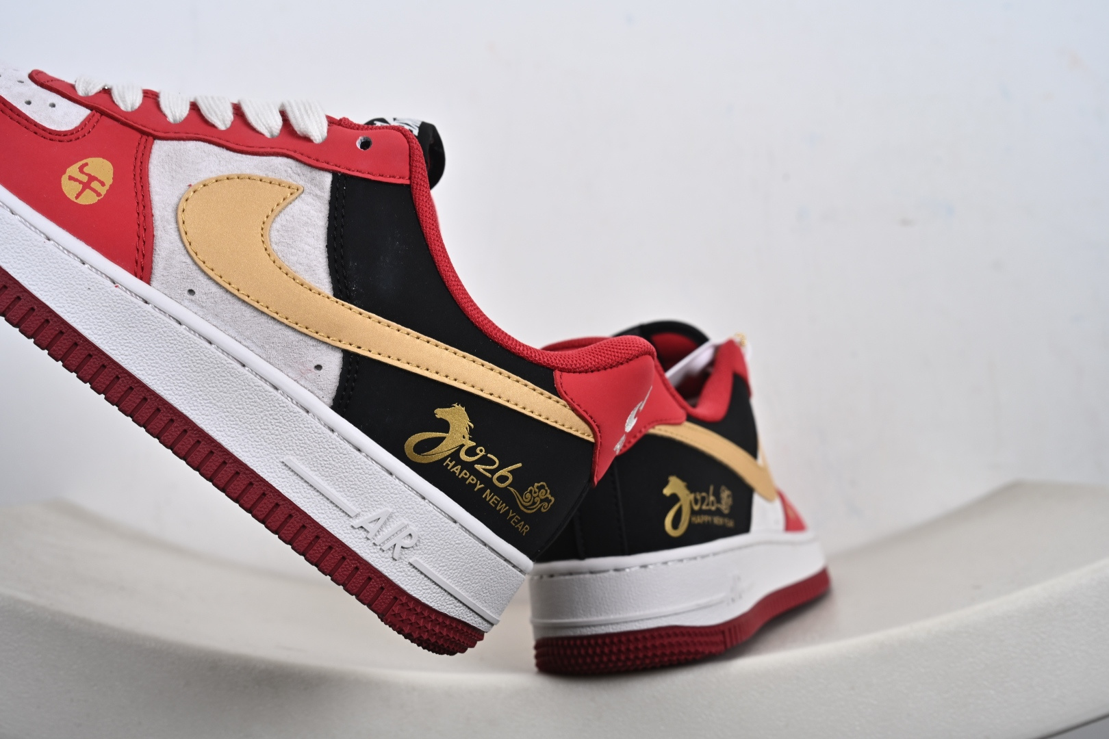 2026马年限定款Nike Air Force 1 炸街来袭 红黑金撞色搭配鎏金Swoosh JP2026-139-Top High Quatity Cheap Sneakers Fashion Clothing Clothes Bags handbags Shoes of all Brand wholesale With The best Quality And Beautiful Price from China Factory Chinese suppliers wholesaler seller 2026马年限定款Nike Air Force 1 炸街来袭 红黑金撞色搭配鎏金Swoosh JP2026-139