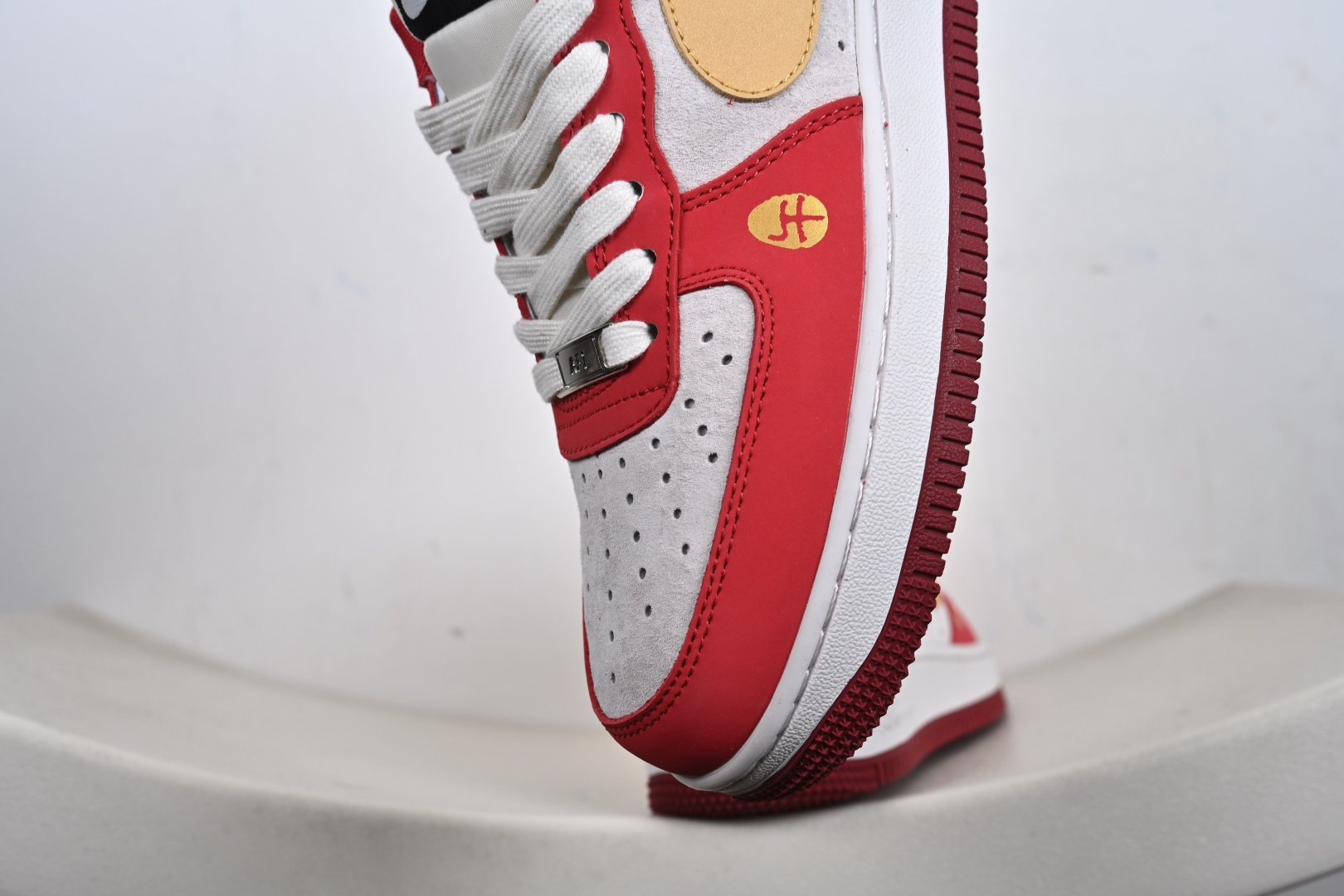 2026马年限定款Nike Air Force 1 炸街来袭 红黑金撞色搭配鎏金Swoosh JP2026-139-Top High Quatity Cheap Sneakers Fashion Clothing Clothes Bags handbags Shoes of all Brand wholesale With The best Quality And Beautiful Price from China Factory Chinese suppliers wholesaler seller 2026马年限定款Nike Air Force 1 炸街来袭 红黑金撞色搭配鎏金Swoosh JP2026-139