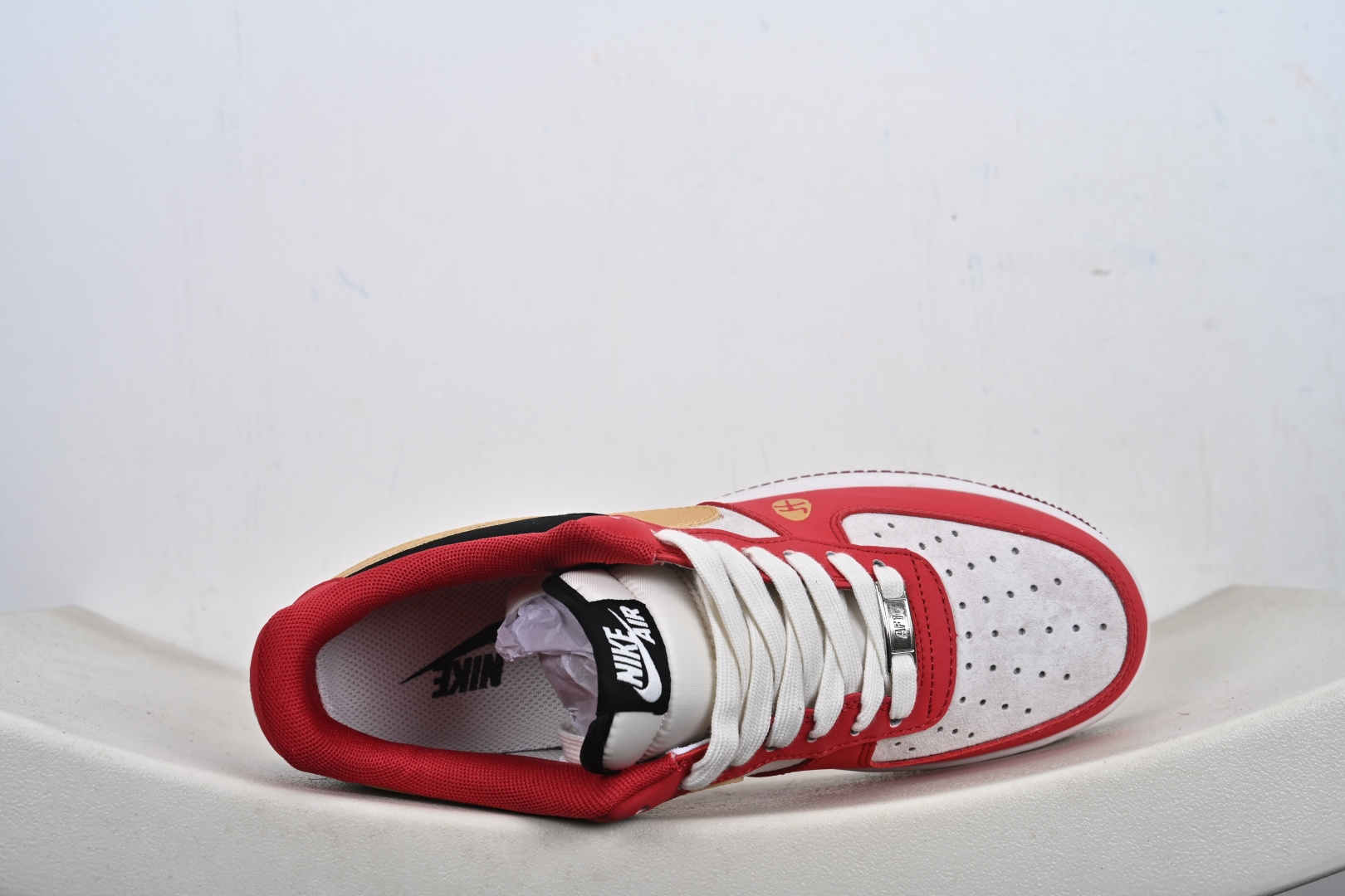 2026马年限定款Nike Air Force 1 炸街来袭 红黑金撞色搭配鎏金Swoosh JP2026-139-Top High Quatity Cheap Sneakers Fashion Clothing Clothes Bags handbags Shoes of all Brand wholesale With The best Quality And Beautiful Price from China Factory Chinese suppliers wholesaler seller 2026马年限定款Nike Air Force 1 炸街来袭 红黑金撞色搭配鎏金Swoosh JP2026-139