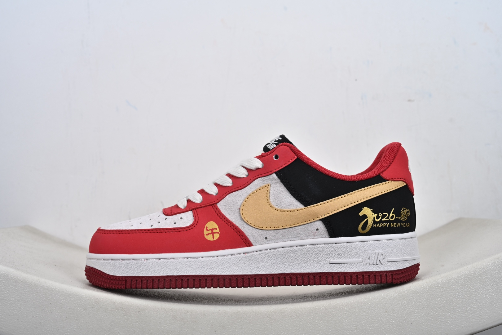 2026马年限定款Nike Air Force 1 炸街来袭 红黑金撞色搭配鎏金Swoosh JP2026-139-Top High Quatity Cheap Sneakers Fashion Clothing Clothes Bags handbags Shoes of all Brand wholesale With The best Quality And Beautiful Price from China Factory Chinese suppliers wholesaler seller 2026马年限定款Nike Air Force 1 炸街来袭 红黑金撞色搭配鎏金Swoosh JP2026-139