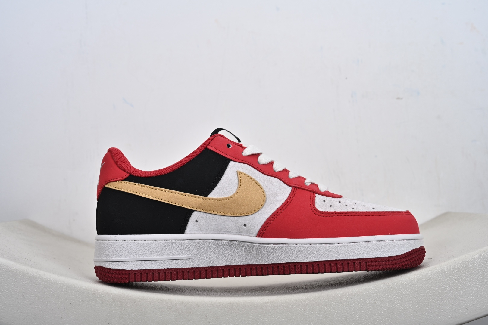 2026马年限定款Nike Air Force 1 炸街来袭 红黑金撞色搭配鎏金Swoosh JP2026-139-Top High Quatity Cheap Sneakers Fashion Clothing Clothes Bags handbags Shoes of all Brand wholesale With The best Quality And Beautiful Price from China Factory Chinese suppliers wholesaler seller 2026马年限定款Nike Air Force 1 炸街来袭 红黑金撞色搭配鎏金Swoosh JP2026-139