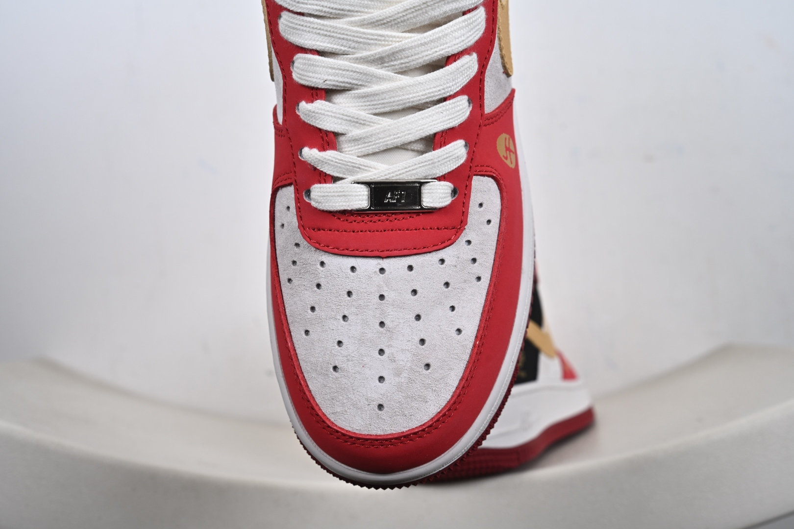 2026马年限定款Nike Air Force 1 炸街来袭 红黑金撞色搭配鎏金Swoosh JP2026-139-Top High Quatity Cheap Sneakers Fashion Clothing Clothes Bags handbags Shoes of all Brand wholesale With The best Quality And Beautiful Price from China Factory Chinese suppliers wholesaler seller 2026马年限定款Nike Air Force 1 炸街来袭 红黑金撞色搭配鎏金Swoosh JP2026-139