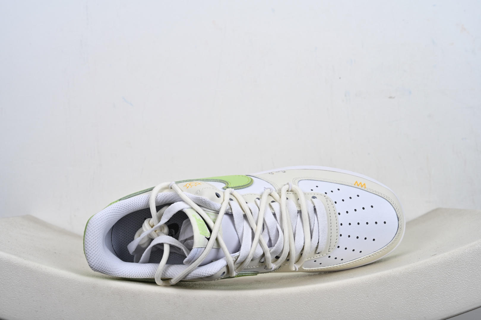 定制版 “椰青奶盖”订制空军一号板鞋 该定制版球鞋选用原鞋款为Nike Air Force 1'07空军一号 YY2024-315