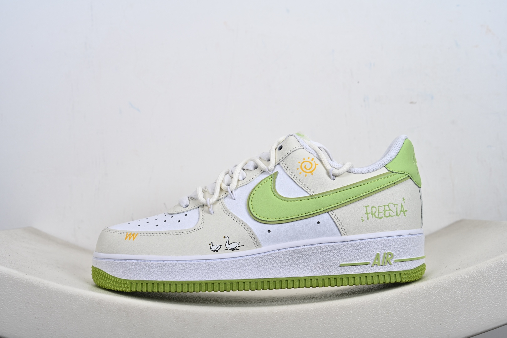 定制版 “椰青奶盖”订制空军一号板鞋 该定制版球鞋选用原鞋款为Nike Air Force 1'07空军一号 YY2024-315