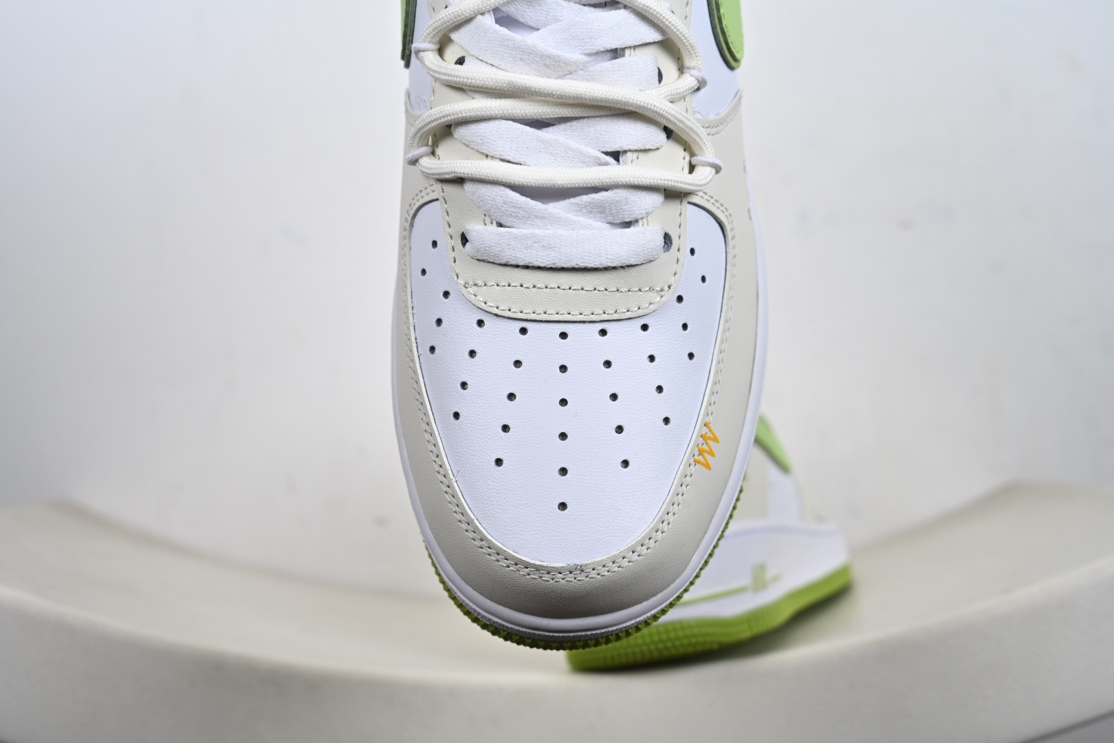 定制版 “椰青奶盖”订制空军一号板鞋 该定制版球鞋选用原鞋款为Nike Air Force 1'07空军一号 YY2024-315