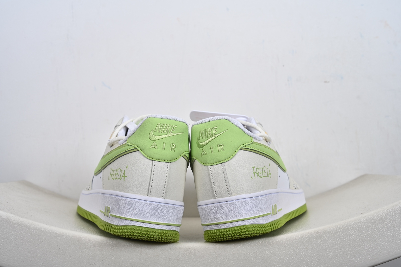 定制版 “椰青奶盖”订制空军一号板鞋 该定制版球鞋选用原鞋款为Nike Air Force 1'07空军一号 YY2024-315