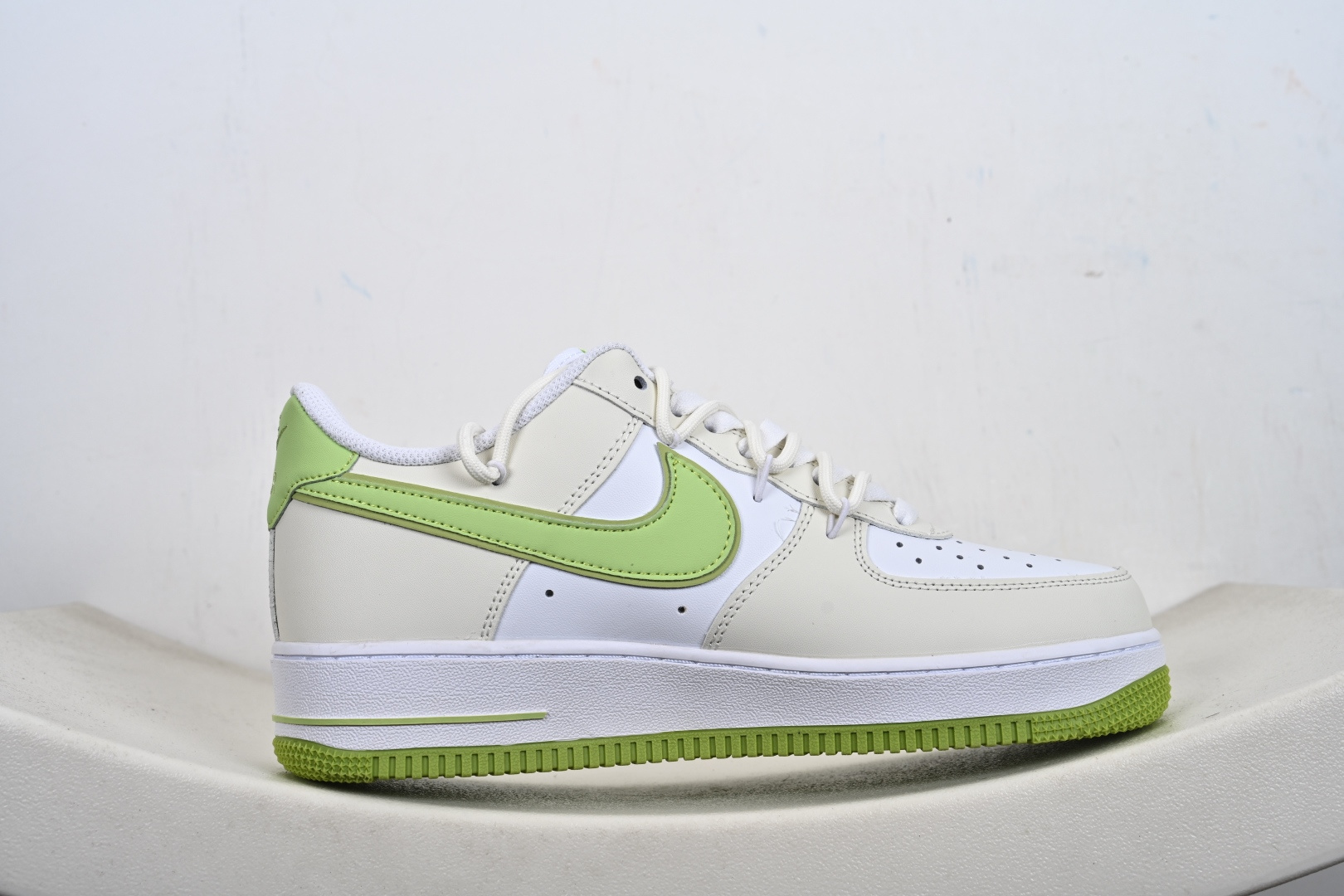 定制版 “椰青奶盖”订制空军一号板鞋 该定制版球鞋选用原鞋款为Nike Air Force 1'07空军一号 YY2024-315