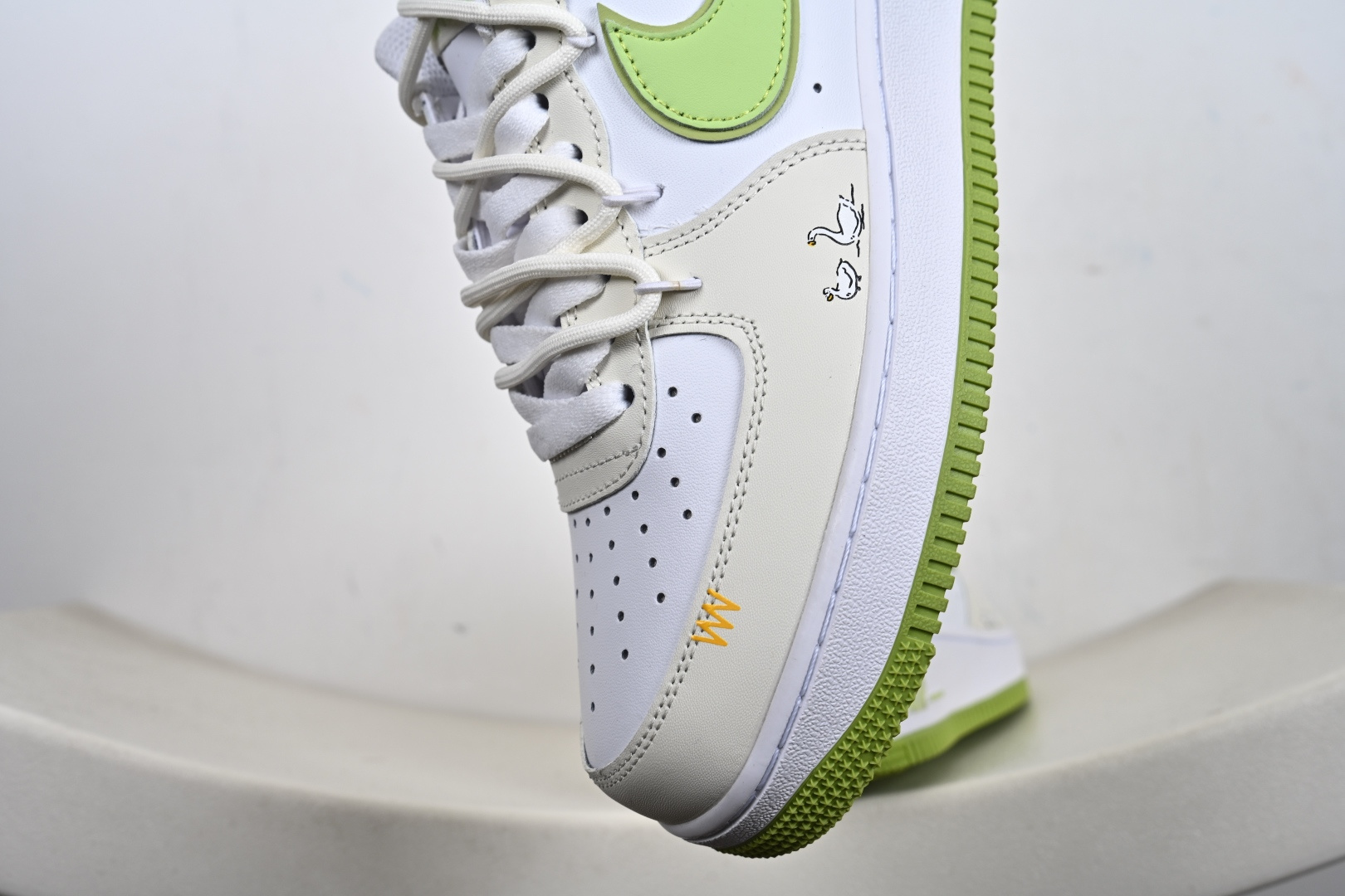 定制版 “椰青奶盖”订制空军一号板鞋 该定制版球鞋选用原鞋款为Nike Air Force 1'07空军一号 YY2024-315