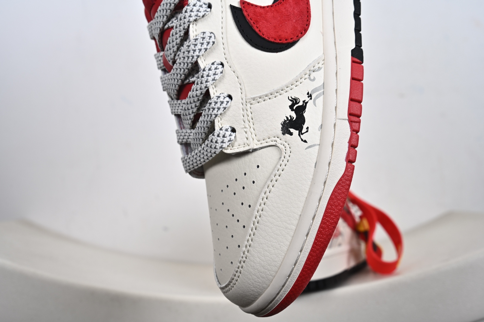 Nike Dunk Low 2026马年限定款|红白金纹的新年潮范担当 这双Nike Dunk Low CX5050-Y61-Top High Quatity Cheap Sneakers Fashion Clothing Clothes Bags handbags Shoes of all Brand wholesale With The best Quality And Beautiful Price from China Factory Chinese suppliers wholesaler seller Nike Dunk Low 2026马年限定款|红白金纹的新年潮范担当 这双Nike Dunk Low CX5050-Y61