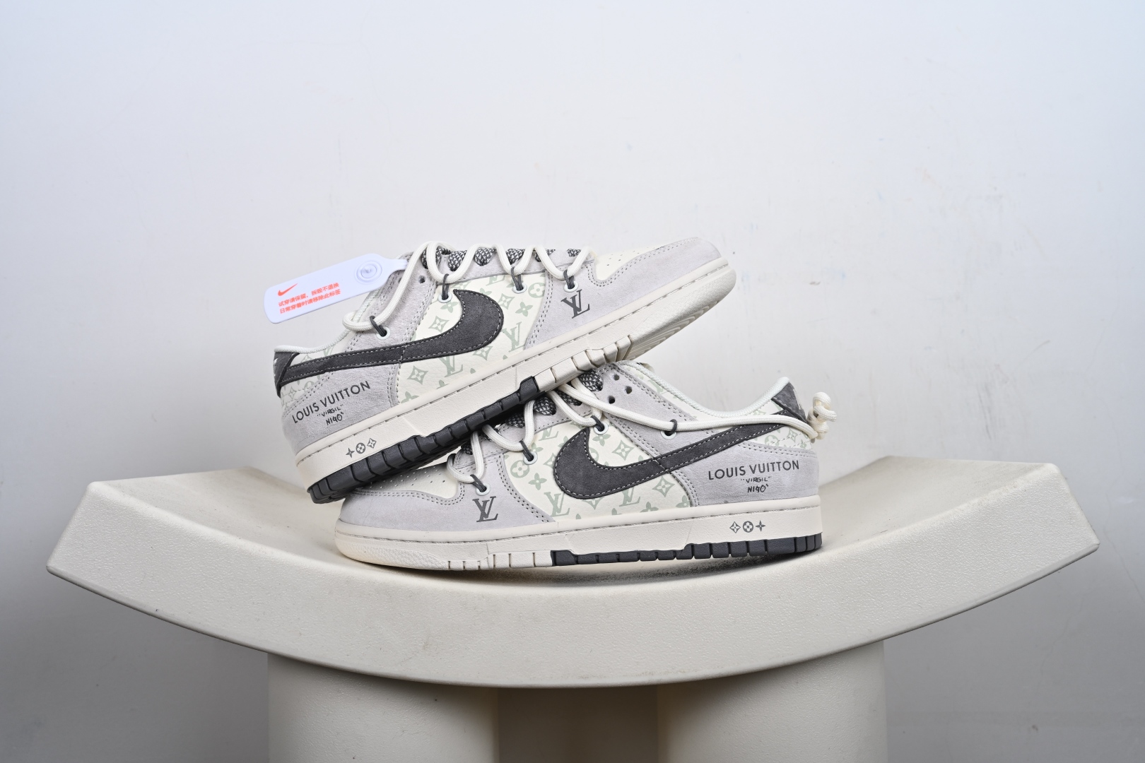 本地💰270支持放店
Nike Dunk Low x LV 联名款|雾霾灰调的奢潮新标杆
这双Nike Dunk Low CX5050-Y45与LV的联名鞋款,堪称街头潮流与高端奢品融合的典范之作,从材质选择到细节设计,都将奢潮美学展现得淋漓尽致。
鞋面以雾霾灰麂皮为基底,搭配浅灰调的LV经典老花印花皮革拼接,低饱和的灰系配色营造出清冷高级的视觉氛围,麂皮的细腻绒面与印花皮革的精致纹理形成鲜明质感对比,触手可及的高端材质,让每一次上脚都能感受到奢品工艺的魅力。鞋身侧方的Nike Swoosh采用深灰磨砂皮质打造,与LV字母标识、老花图案相互呼应,鞋舌与鞋跟处的细节标识更是将联名身份拉满,每一处设计都暗藏巧思。延续Dunk Low的经典鞋型架构,鞋身线条流畅利落,中底采用轻量发泡材质打造,兼顾了复古造型与脚感舒适度,橡胶外底的人字形纹路提供了出色的防滑耐磨性。无论是搭配街头风的工装裤、休闲牛仔,还是简约的运动套装,这双鞋都能轻松成为造型的视觉焦点,是潮人鞋柜中极具收藏价值的奢潮单品,更是彰显个性与品味的不二之选
尺码:36 36.5 37.5 38 38.5 39 40 40.5 41 42 42.5 43 44 44.5 45-G1-F4