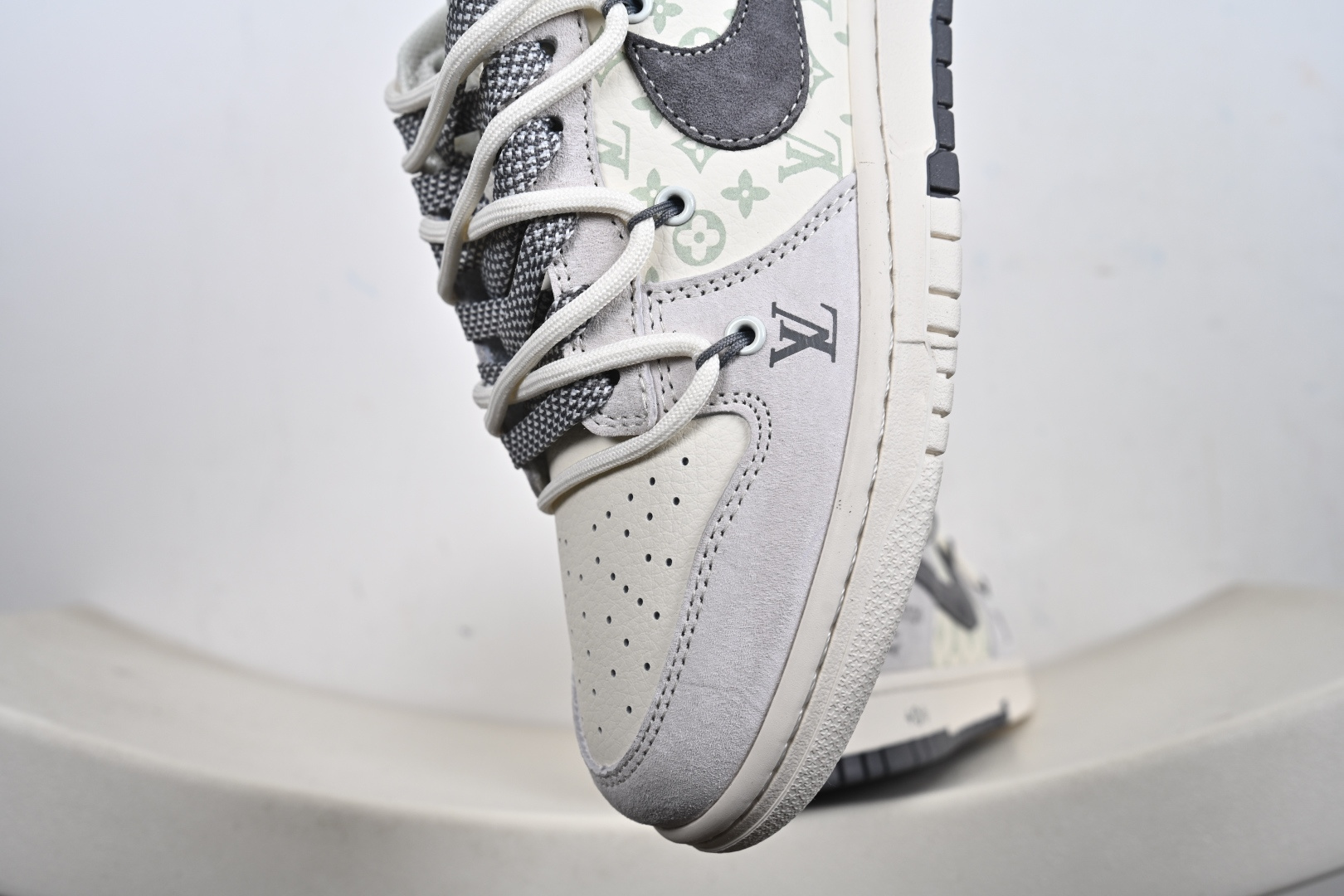 Nike Dunk Low x LV 联名款｜雾霾灰调的奢潮新标杆 这双Nike Dunk Low CX5050-Y45