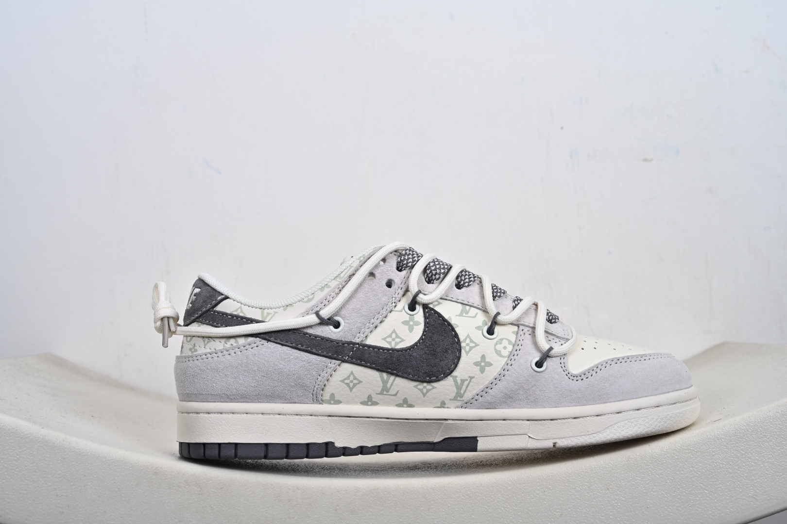 Nike Dunk Low x LV 联名款｜雾霾灰调的奢潮新标杆 这双Nike Dunk Low CX5050-Y45
