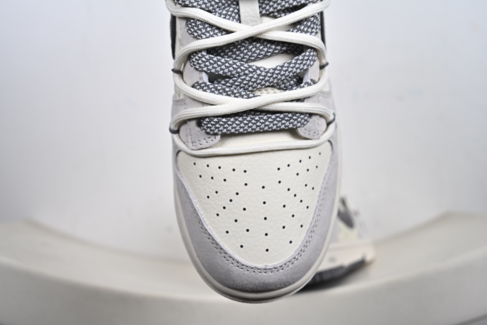 Nike Dunk Low x LV 联名款｜雾霾灰调的奢潮新标杆 这双Nike Dunk Low CX5050-Y45