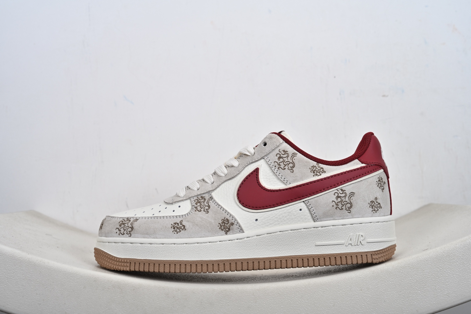 Nike Air Force 1 Low 07 马年限定 激光刺绣搭配经典纯白邂逅酒红勾边 DF61-9003-Top High Quatity Cheap Sneakers Fashion Clothing Clothes Bags handbags Shoes of all Brand wholesale With The best Quality And Beautiful Price from China Factory Chinese suppliers wholesaler seller Nike Air Force 1 Low 07 马年限定 激光刺绣搭配经典纯白邂逅酒红勾边 DF61-9003