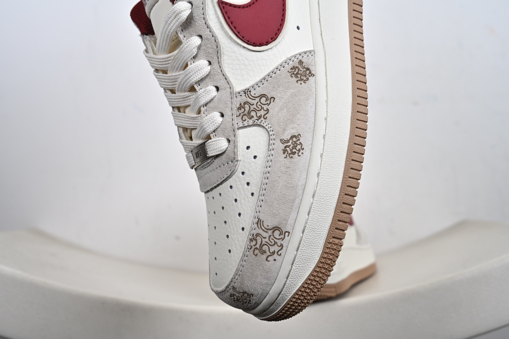 Nike Air Force 1 Low 07 马年限定 激光刺绣搭配经典纯白邂逅酒红勾边 DF61-9003-Top High Quatity Cheap Sneakers Fashion Clothing Clothes Bags handbags Shoes of all Brand wholesale With The best Quality And Beautiful Price from China Factory Chinese suppliers wholesaler seller Nike Air Force 1 Low 07 马年限定 激光刺绣搭配经典纯白邂逅酒红勾边 DF61-9003